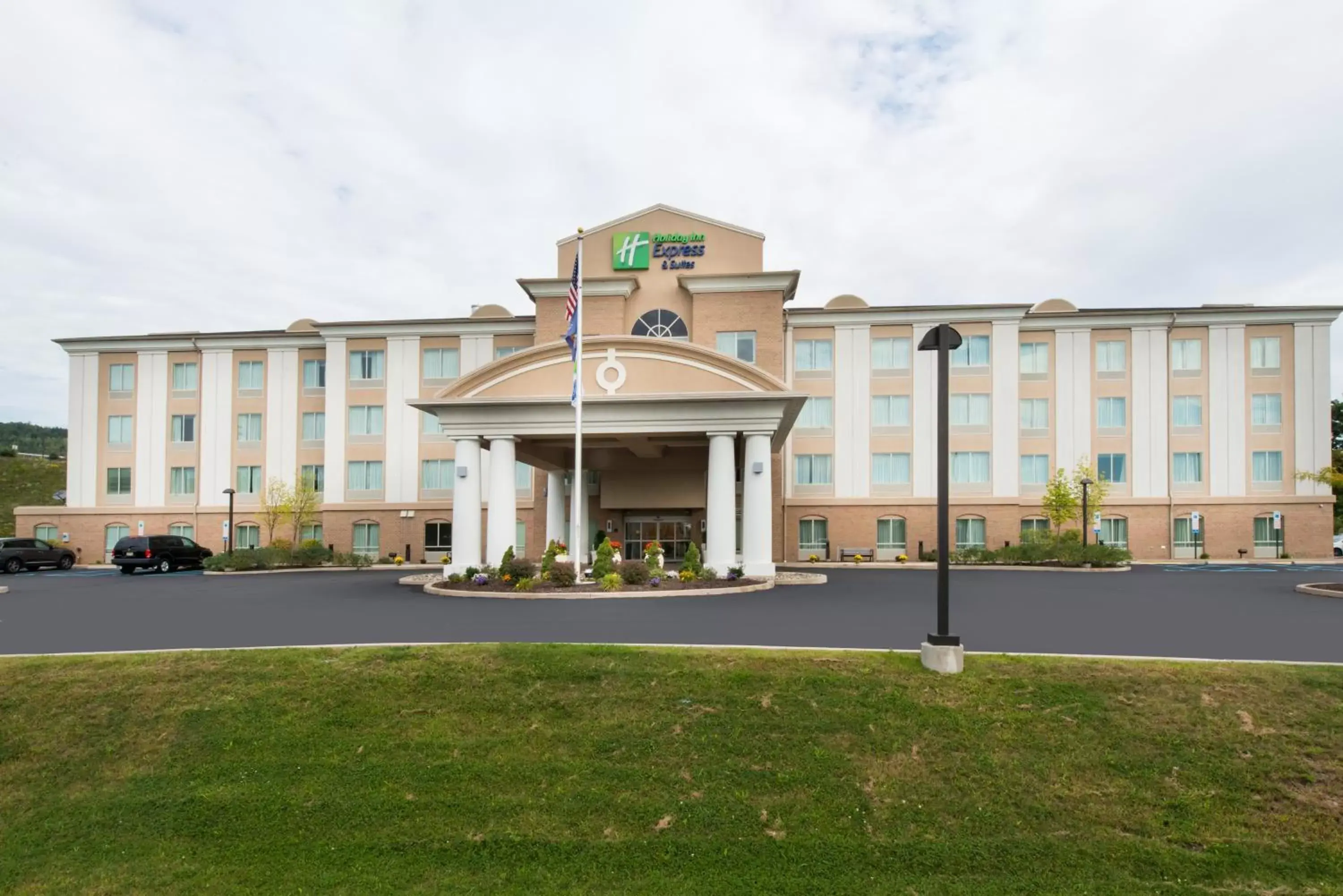 Property Building in Holiday Inn Express and Suites Dickson City, an IHG Hotel