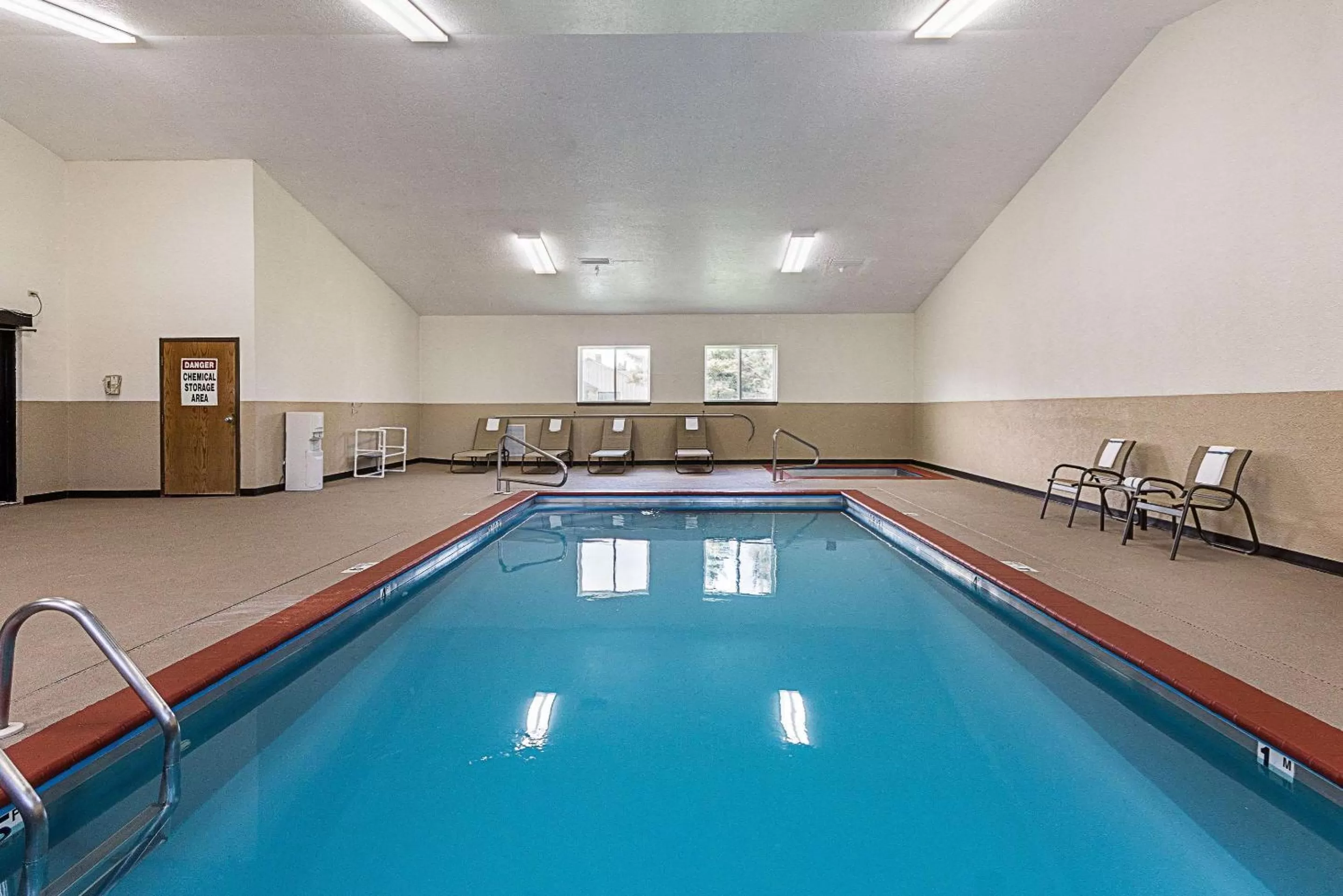 Swimming pool in Econo Lodge Livingston Gateway to Yellowstone