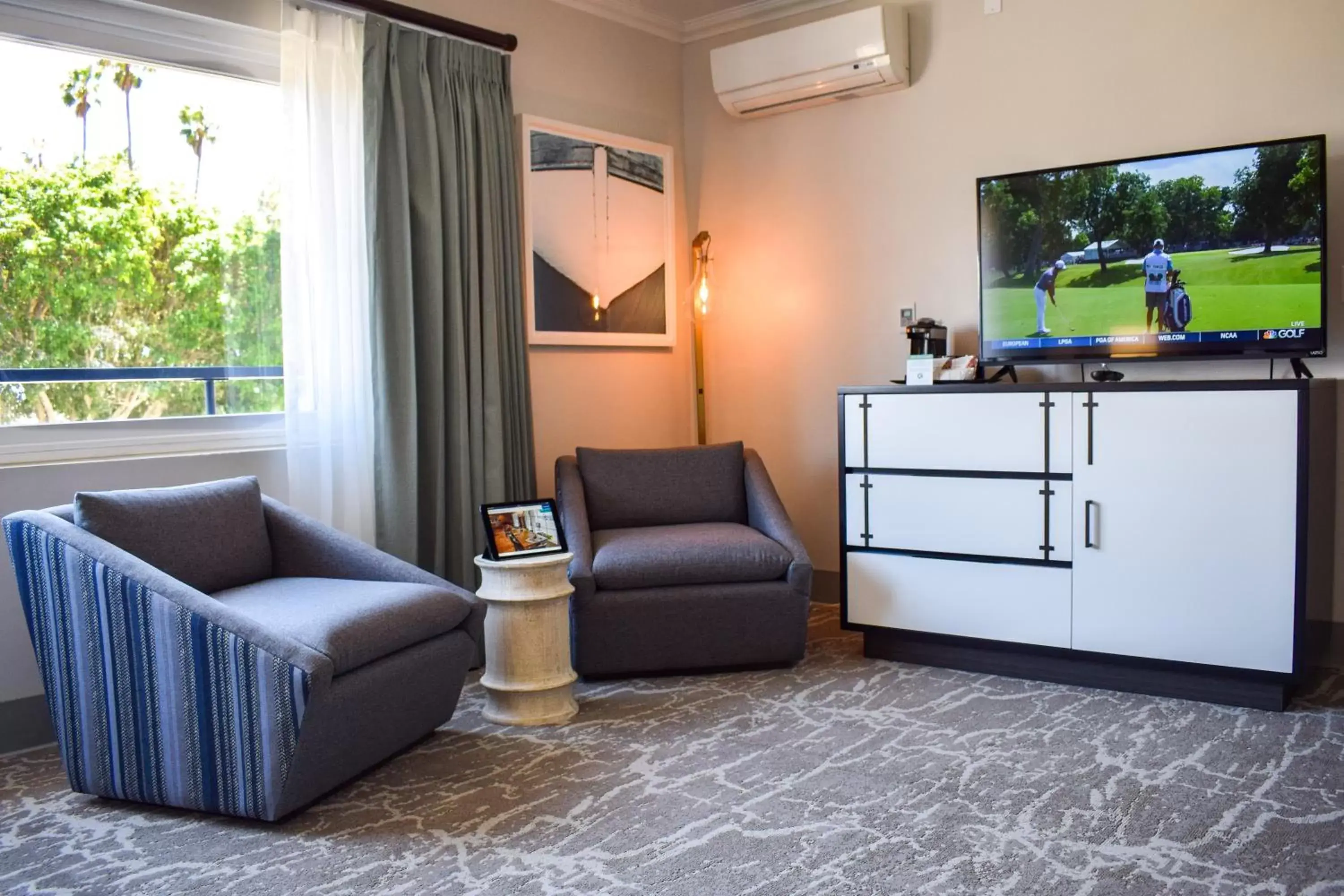 TV and multimedia, Seating Area in Beachside Inn