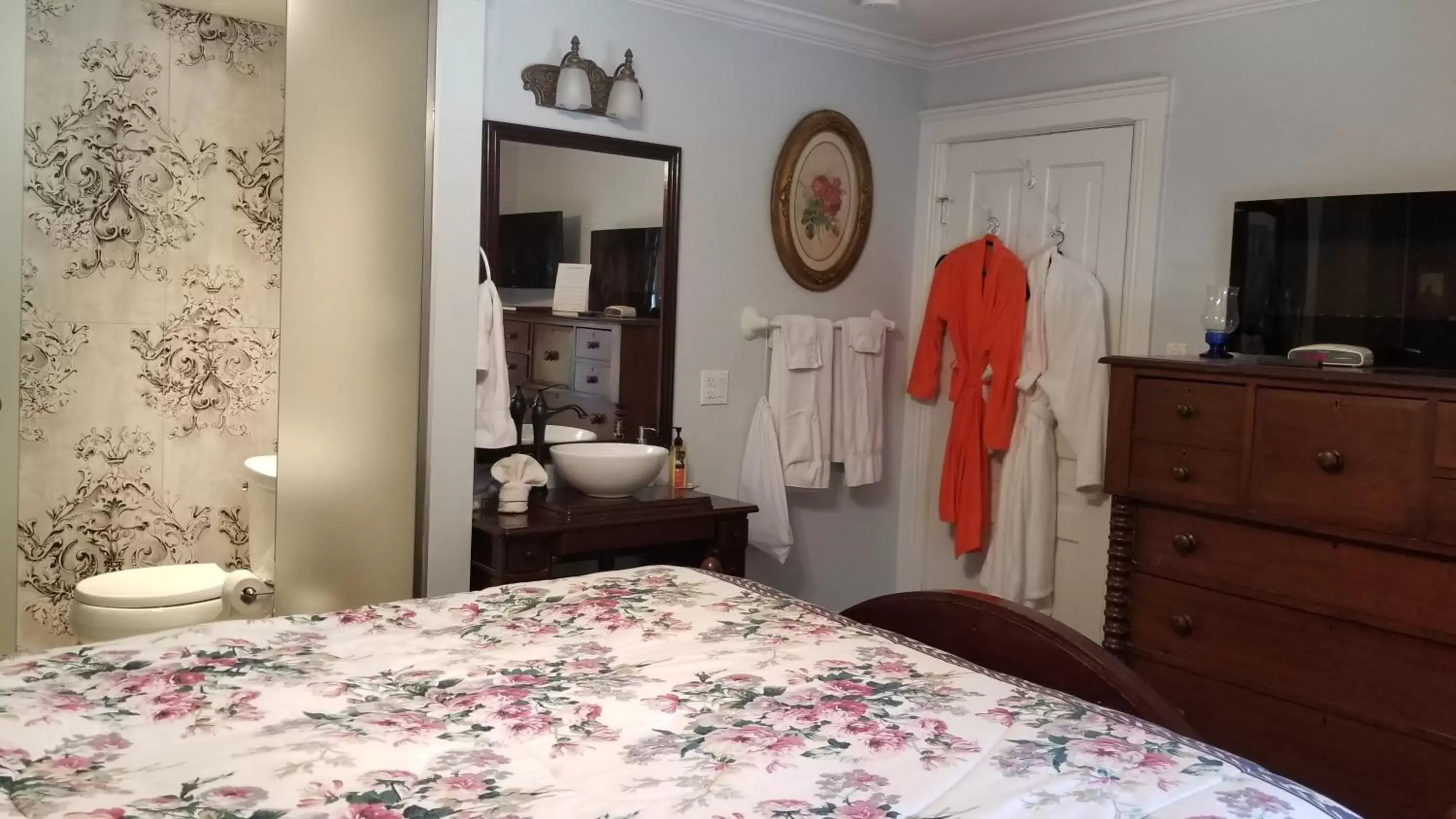 Photo of the whole room, Bed in Bondy House Bed & Breakfast