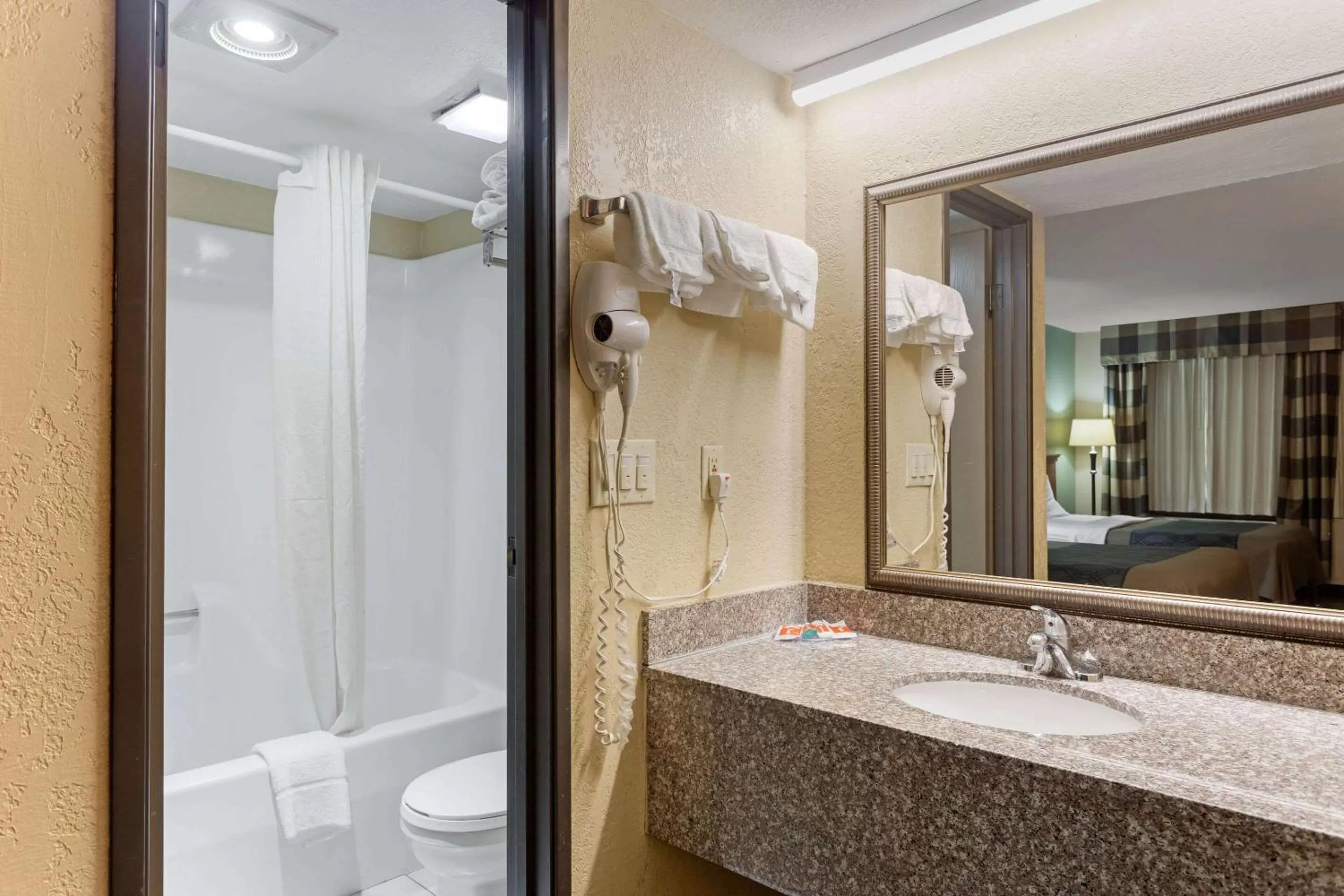 Photo of the whole room in Econo Lodge Belton - Kansas City South