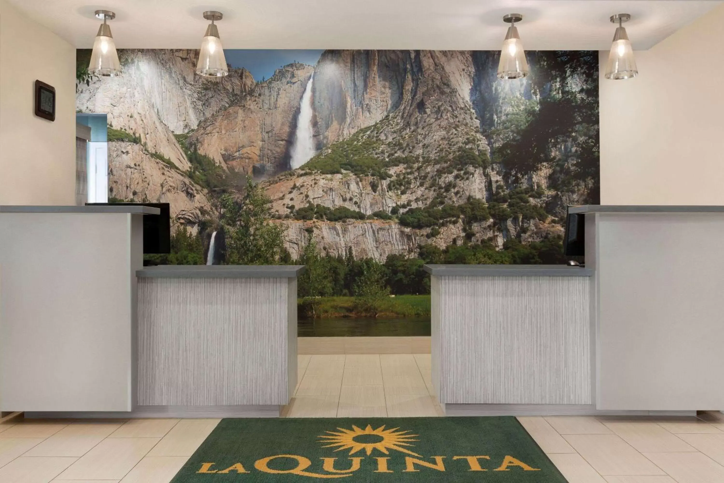 Lobby or reception in La Quinta by Wyndham Fresno Northwest