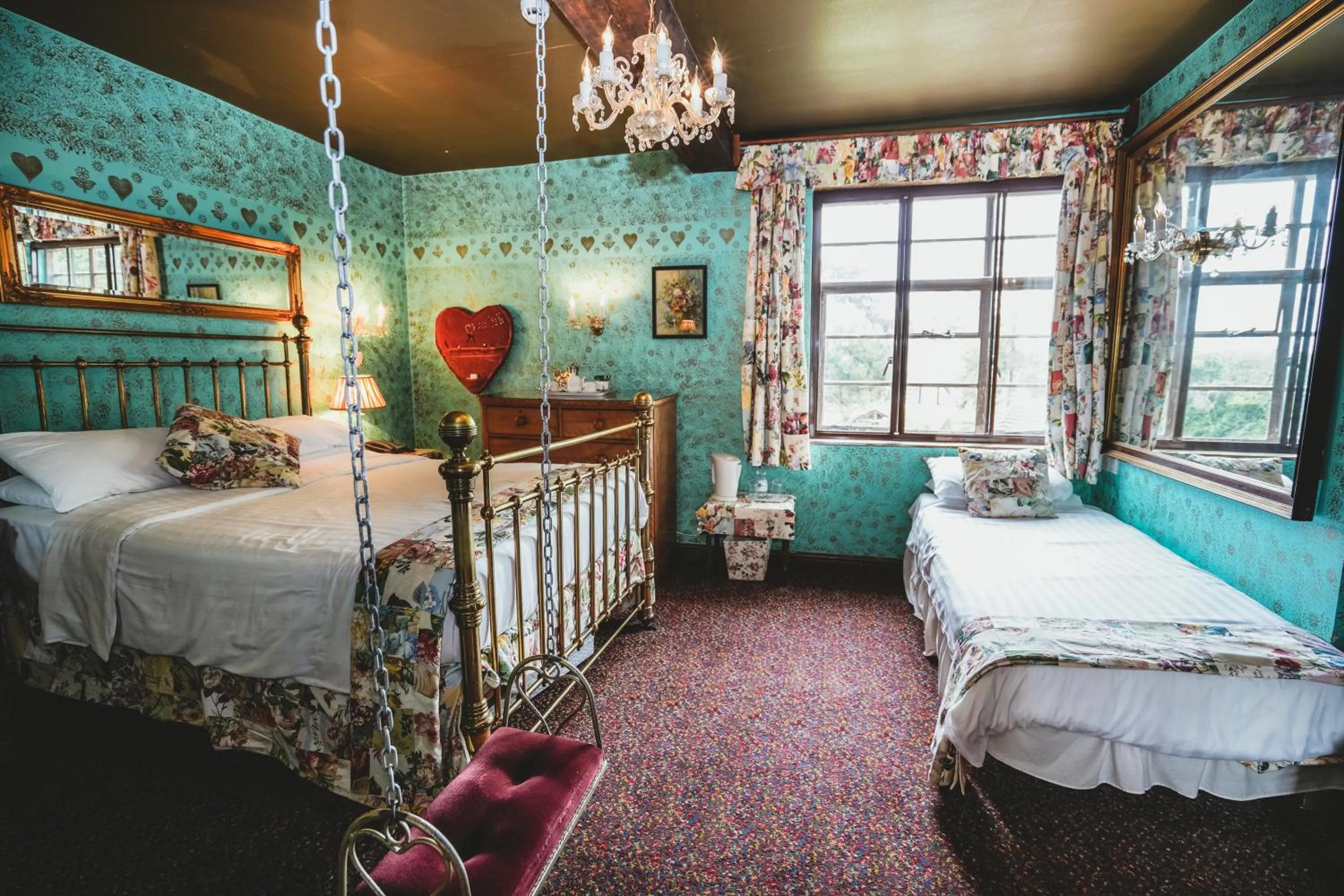 Bed in Hundred House Hotel