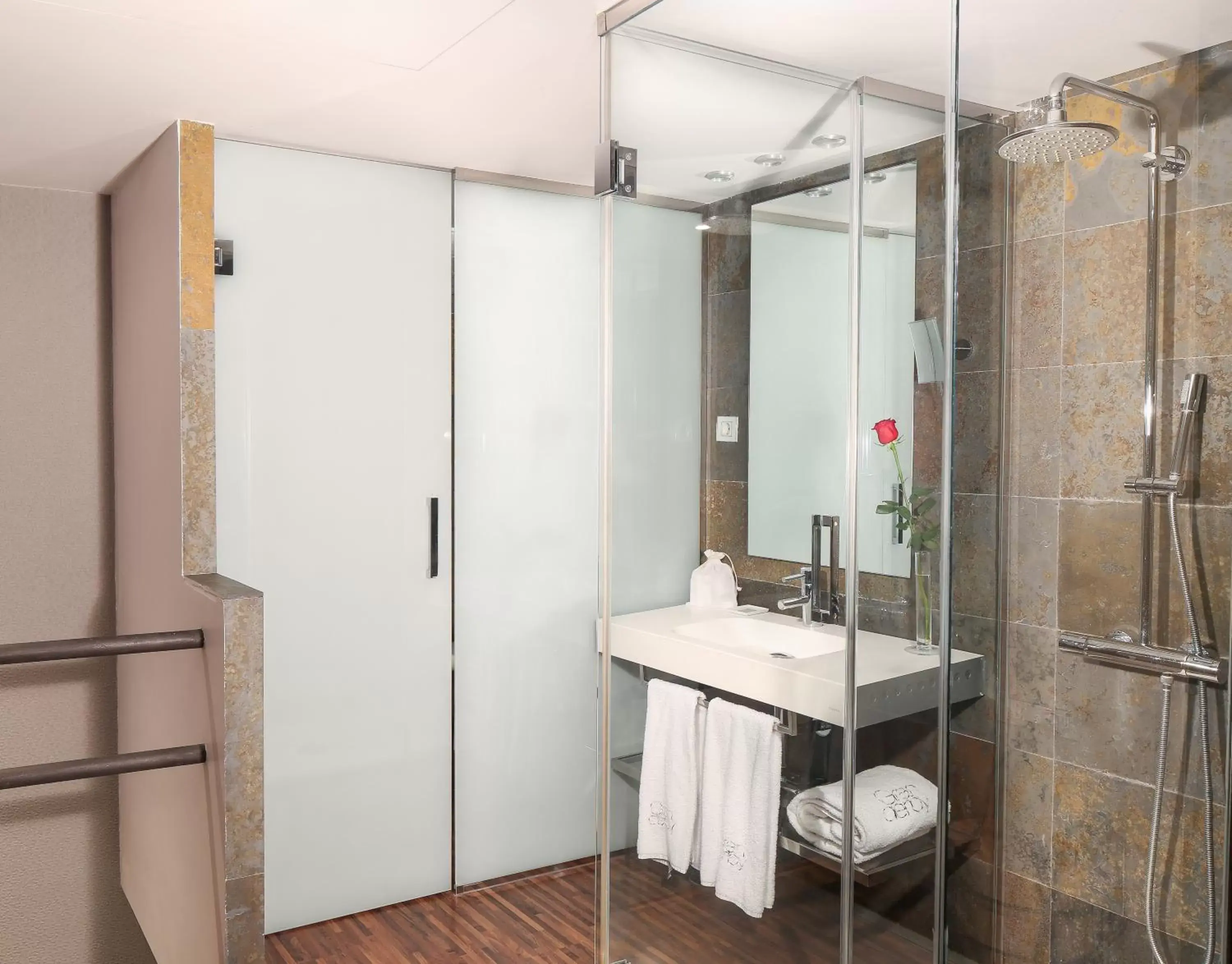 Shower, Bathroom in Hotel Gran Derby Suites, a Small Luxury Hotel of the World