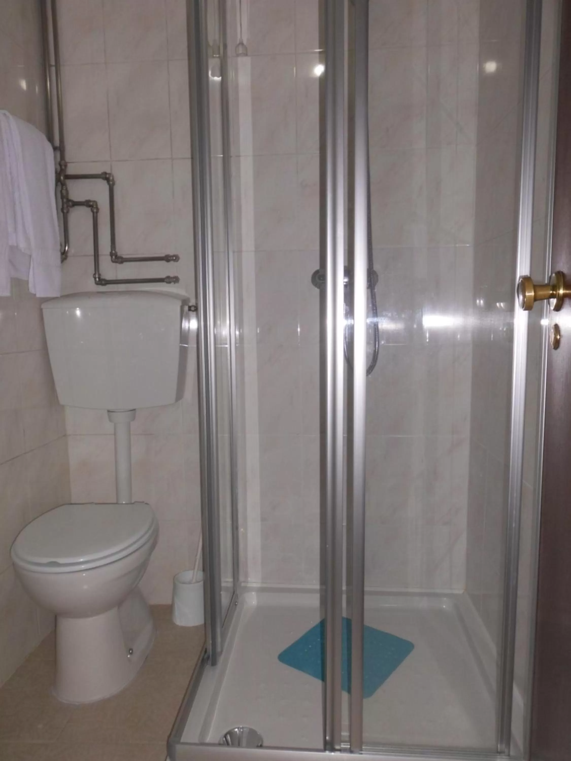 Bathroom in Hotel Larbelo