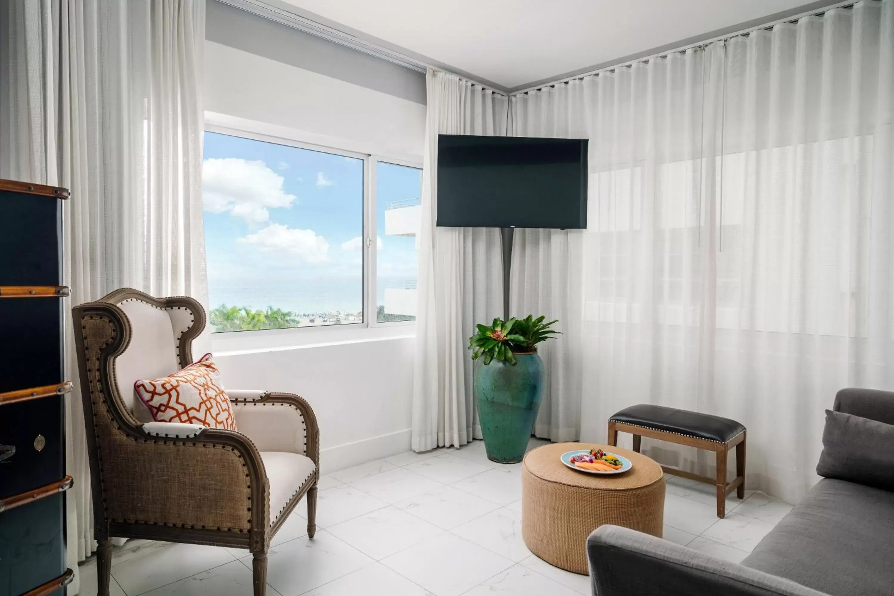 Living room, Seating Area in Nautilus Sonesta Miami Beach