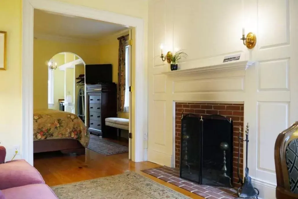 Seating area, TV/Entertainment Center in Compass Rose Inn