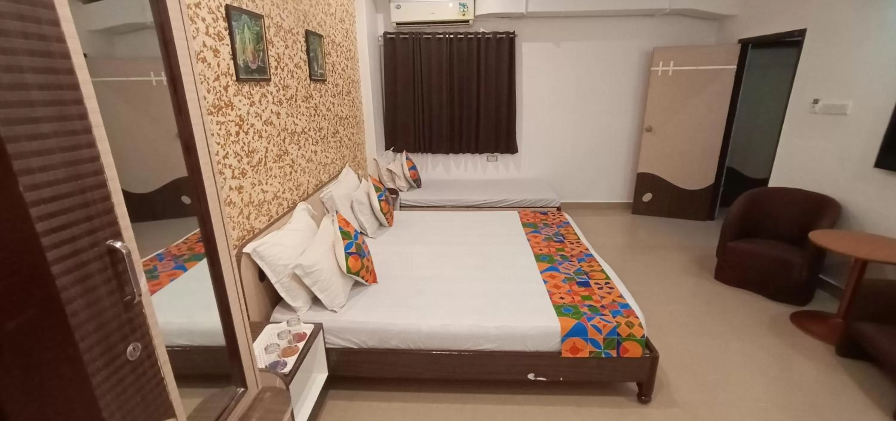 View (from property/room), Bed in Hotel Omni Plaza