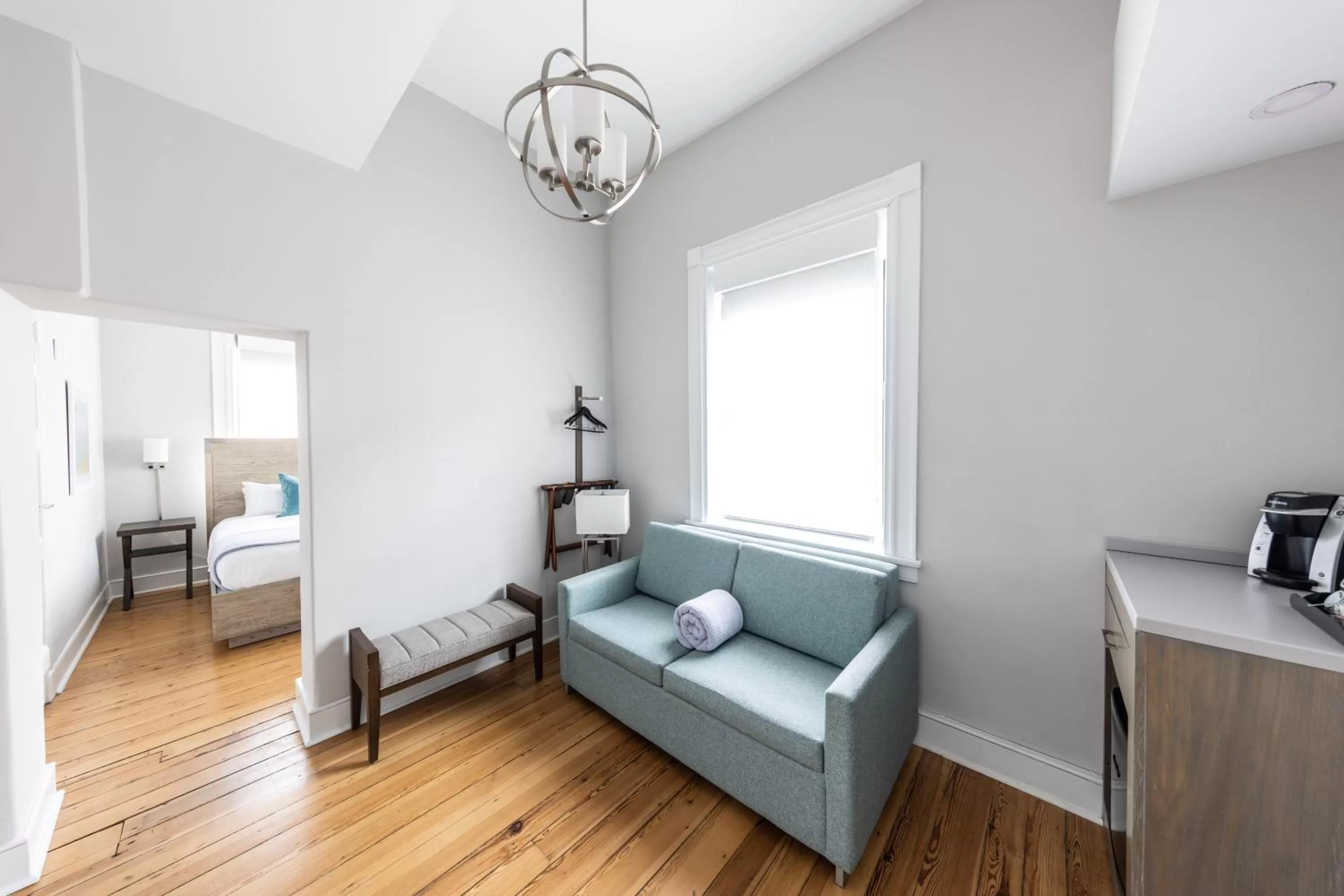 Coffee/tea facilities, Bed in The Blackburn Inn and Conference Center