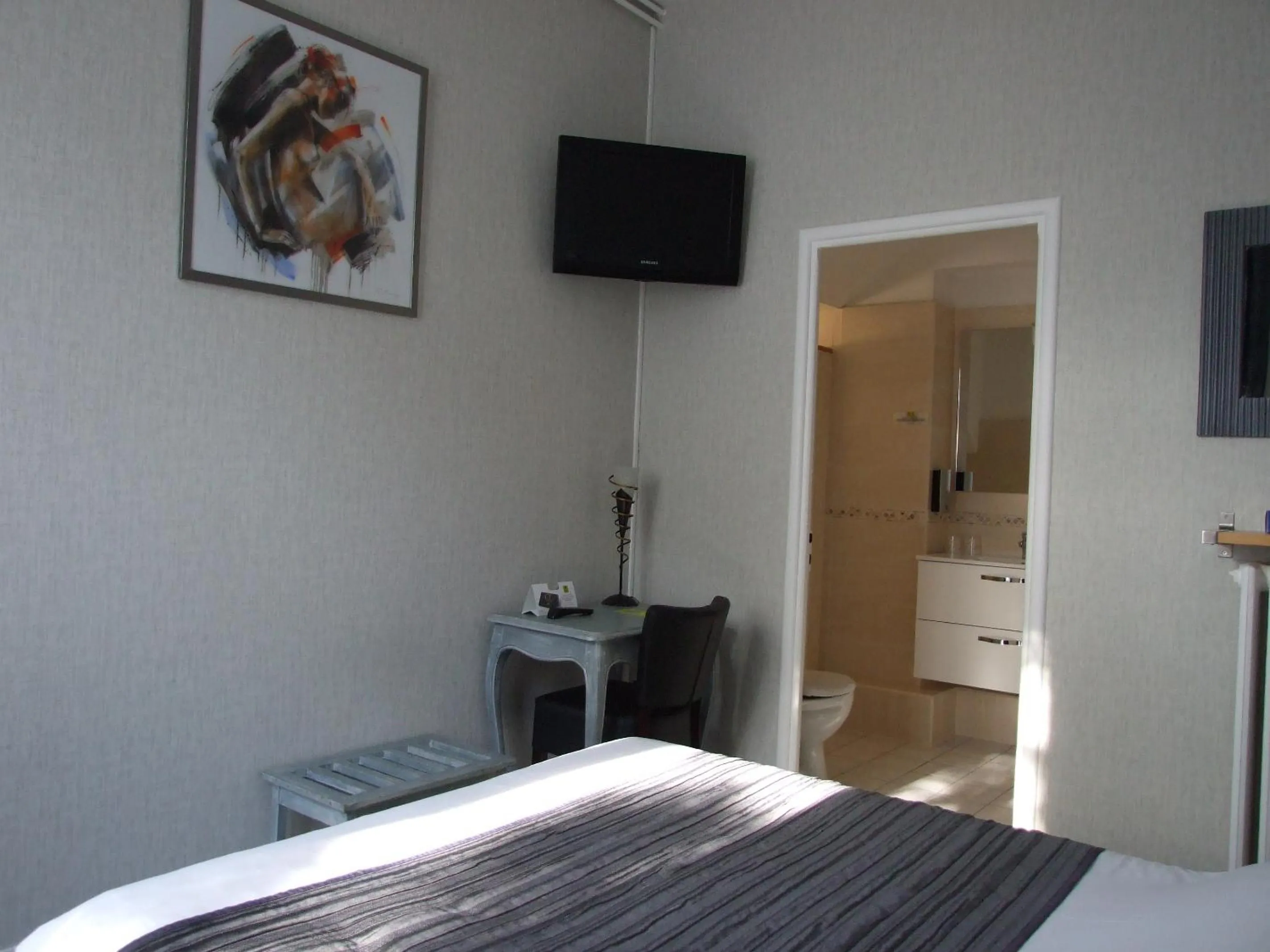 Photo of the whole room, Bed in Logis Hotel L'Occitan 2 étoiles