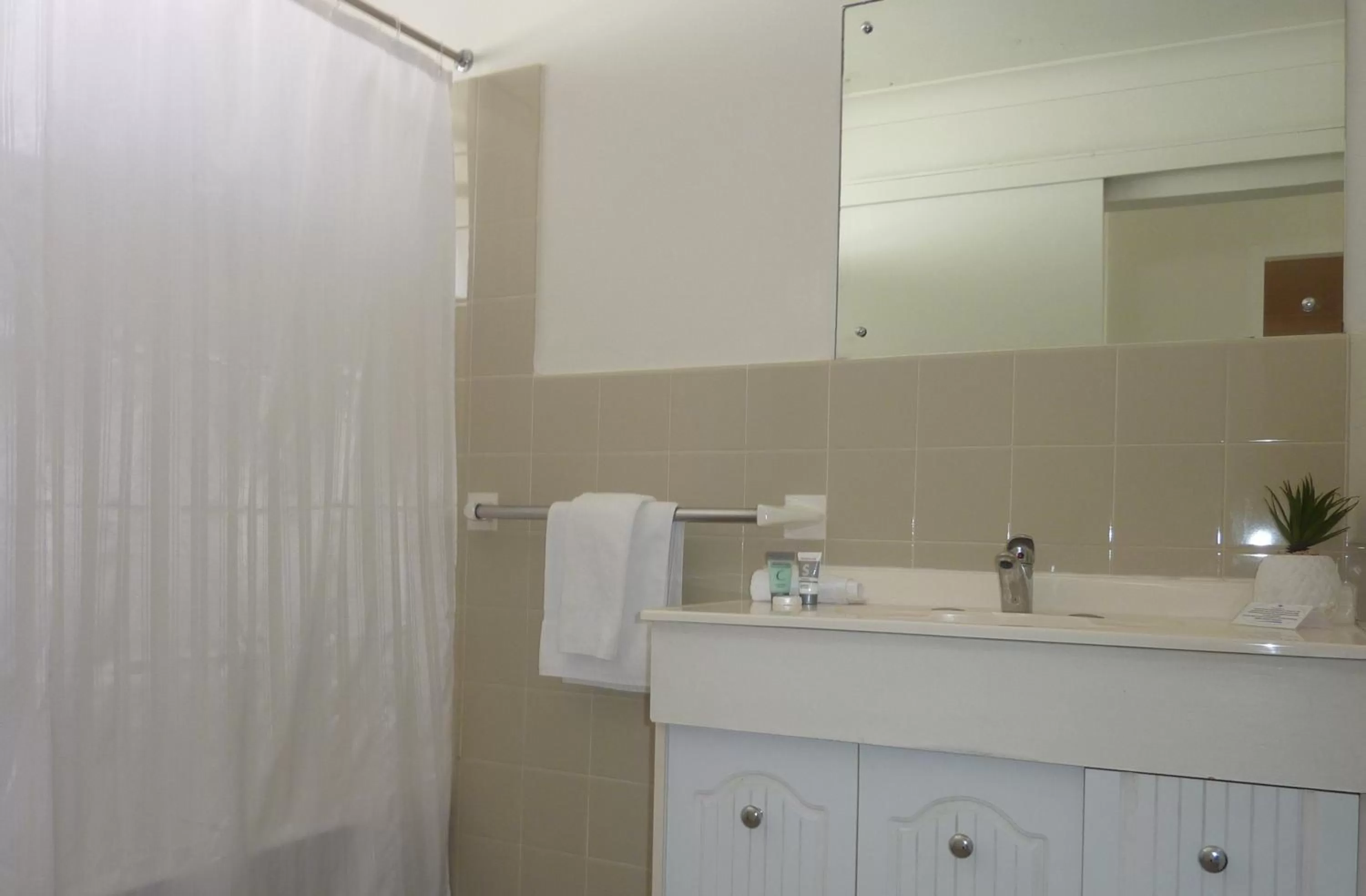 Bathroom in Jadran Motel & El Jays Holiday Lodge