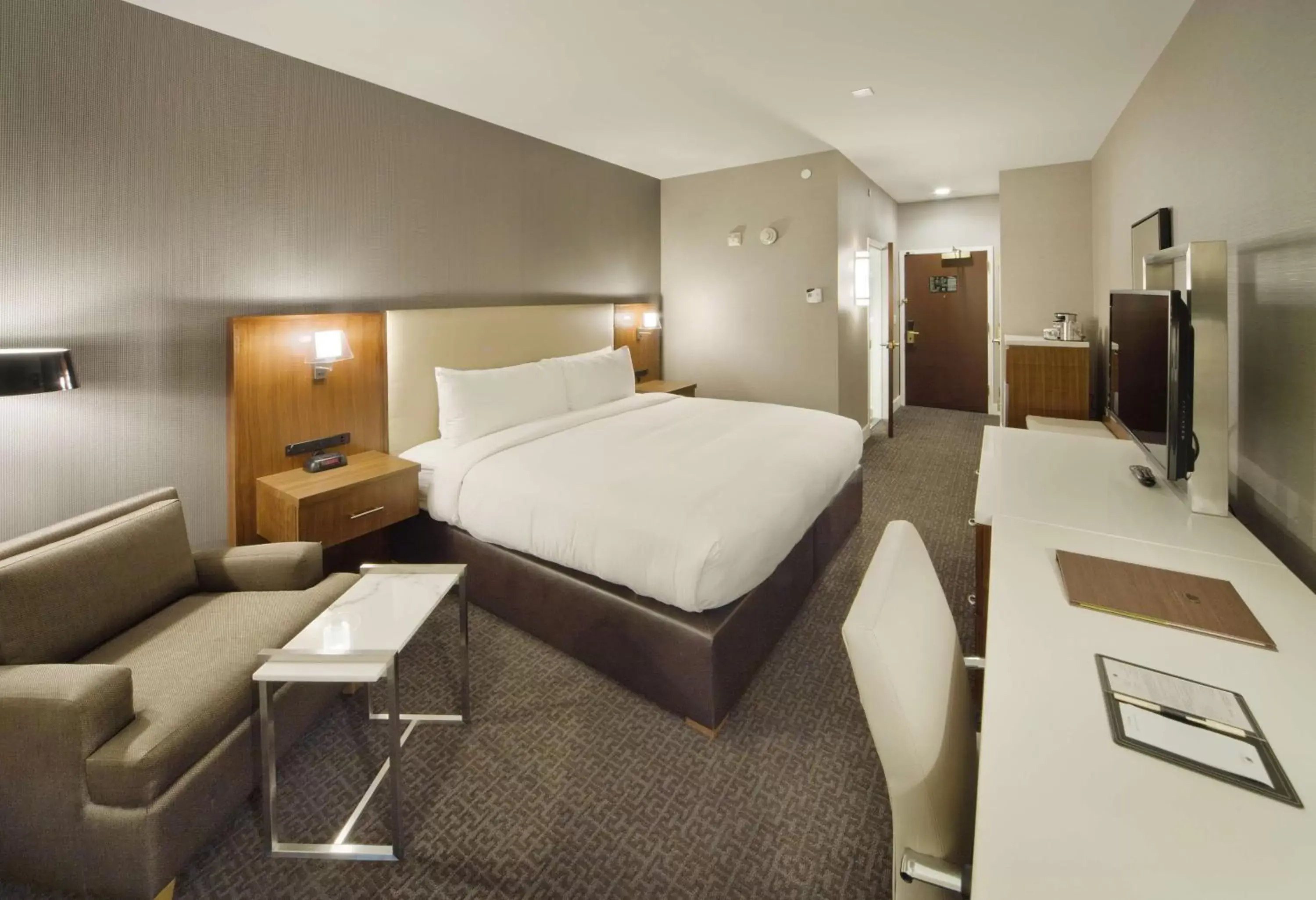 Bedroom, Bed in DoubleTree by Hilton Nanuet