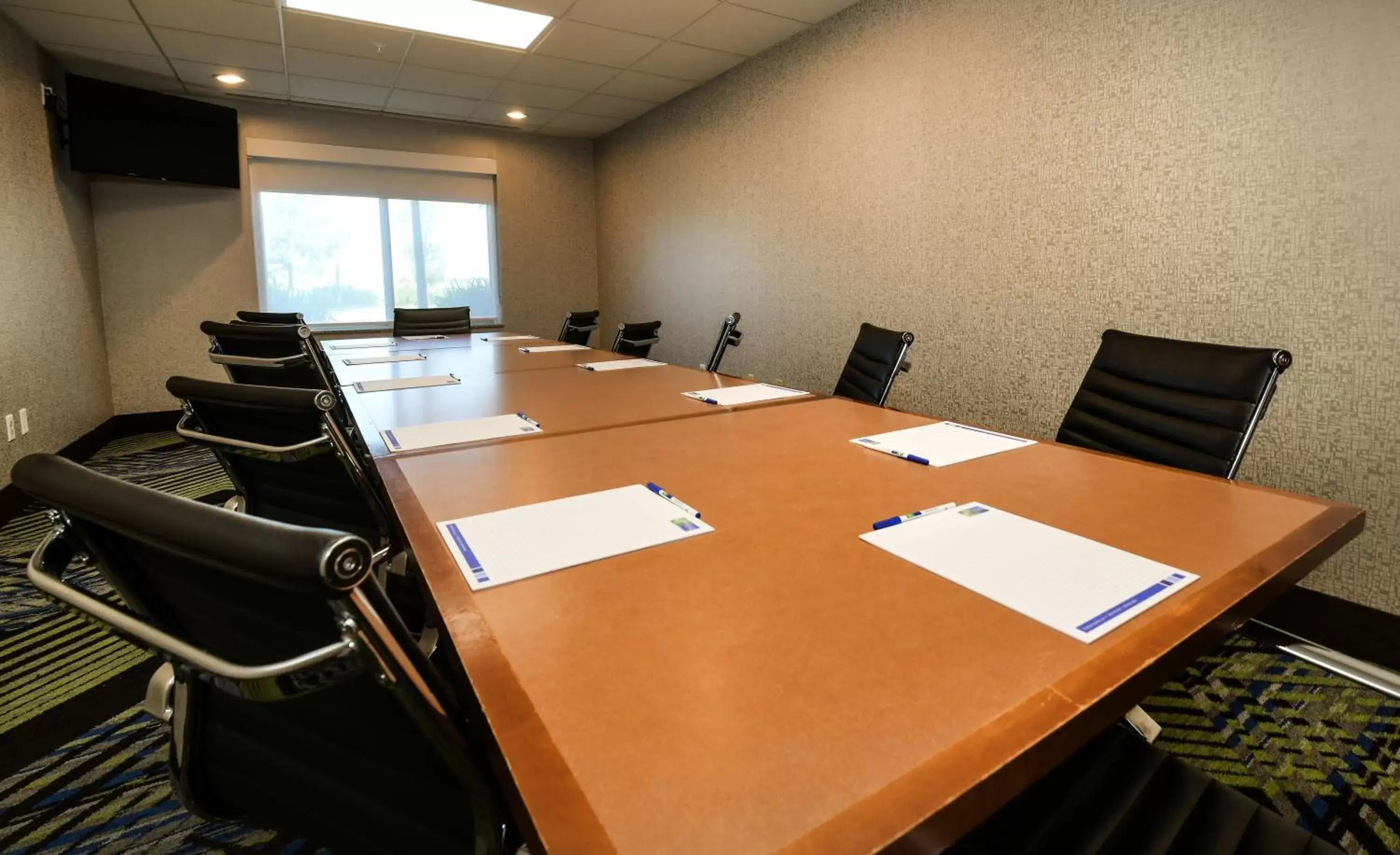 Meeting/conference room in Holiday Inn Express Hotel & Suites Grand Forks, an IHG Hotel