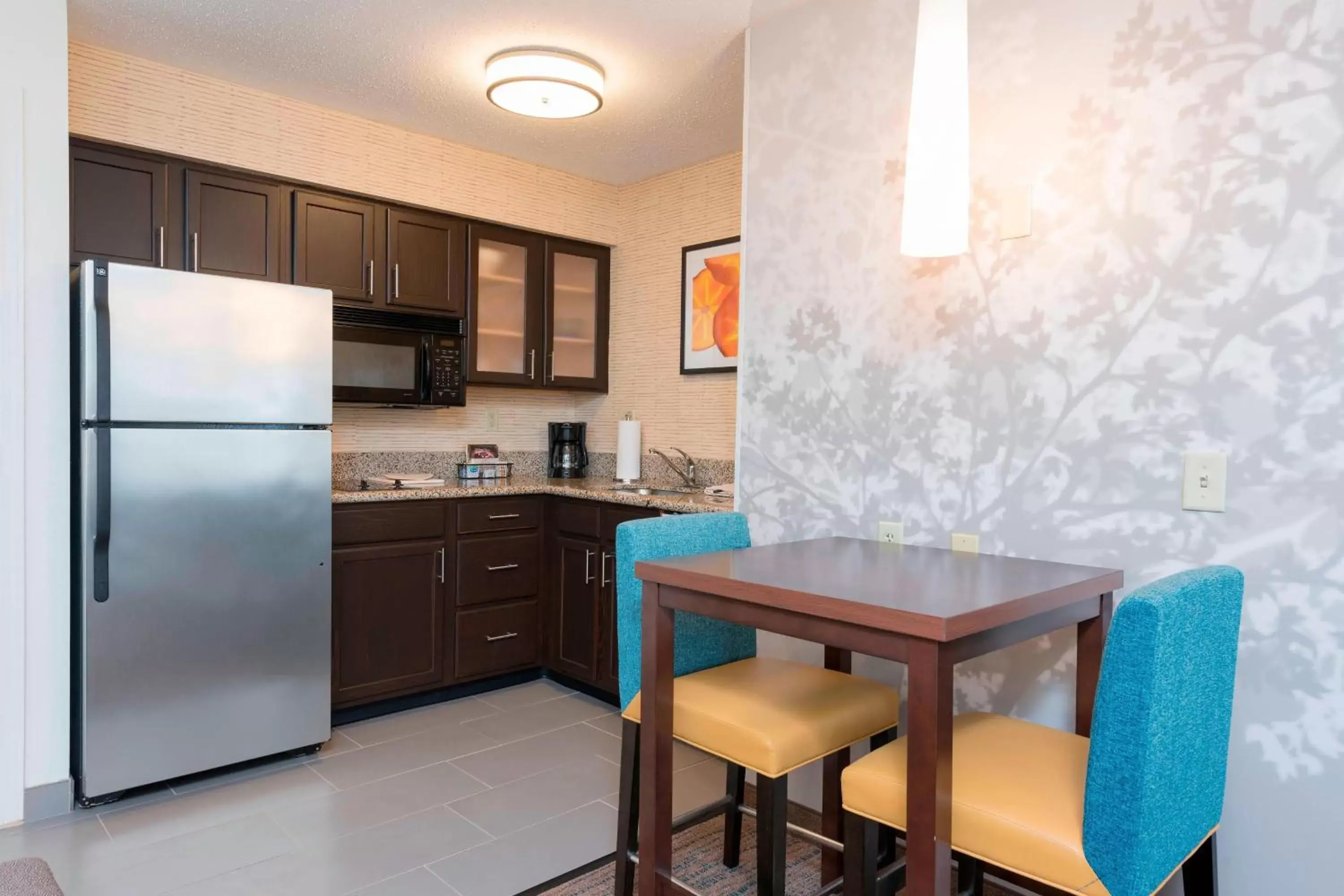 Bedroom, Kitchen/Kitchenette in Residence Inn by Marriott Grand Rapids West