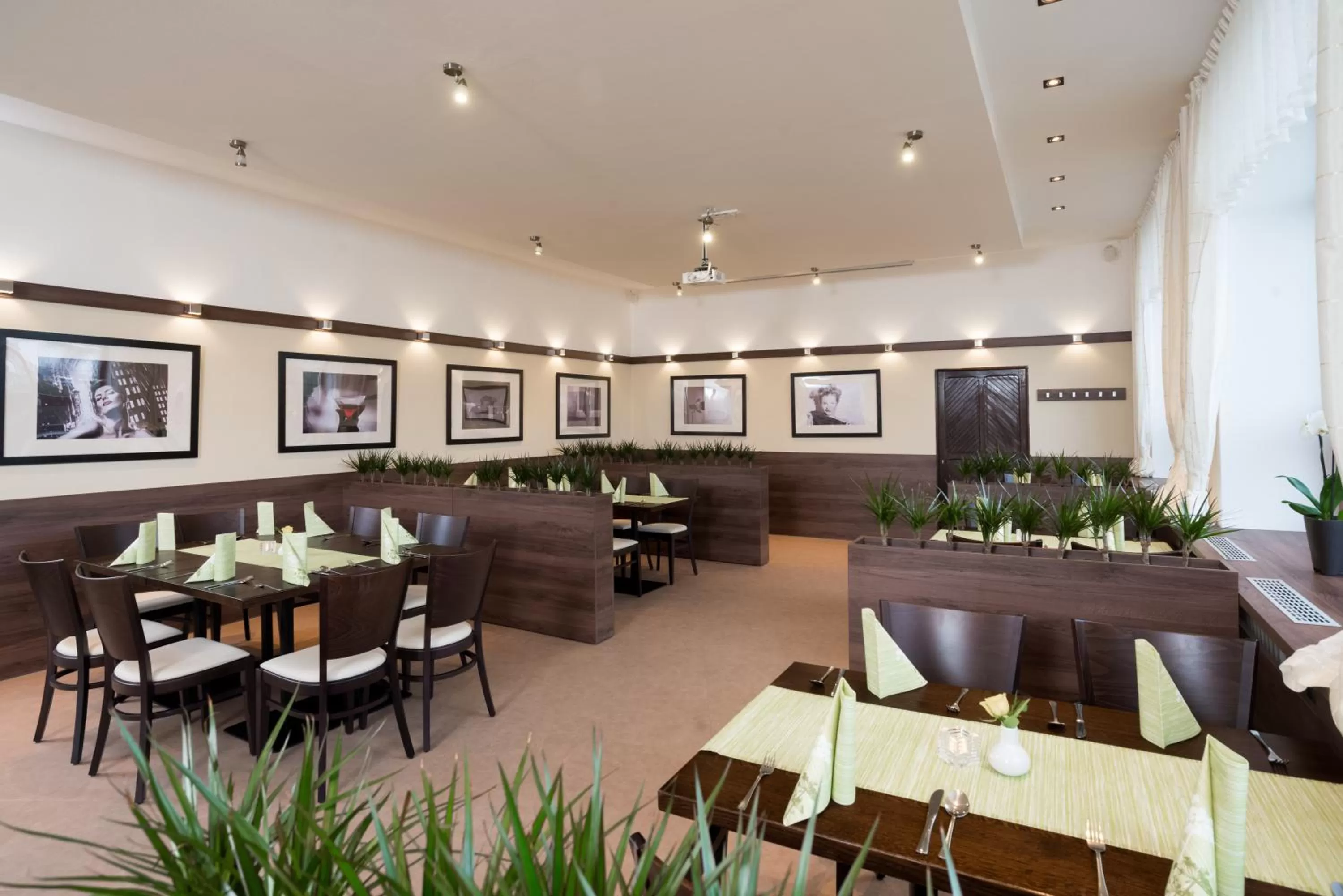 Restaurant/places to eat in Hotel Slavia