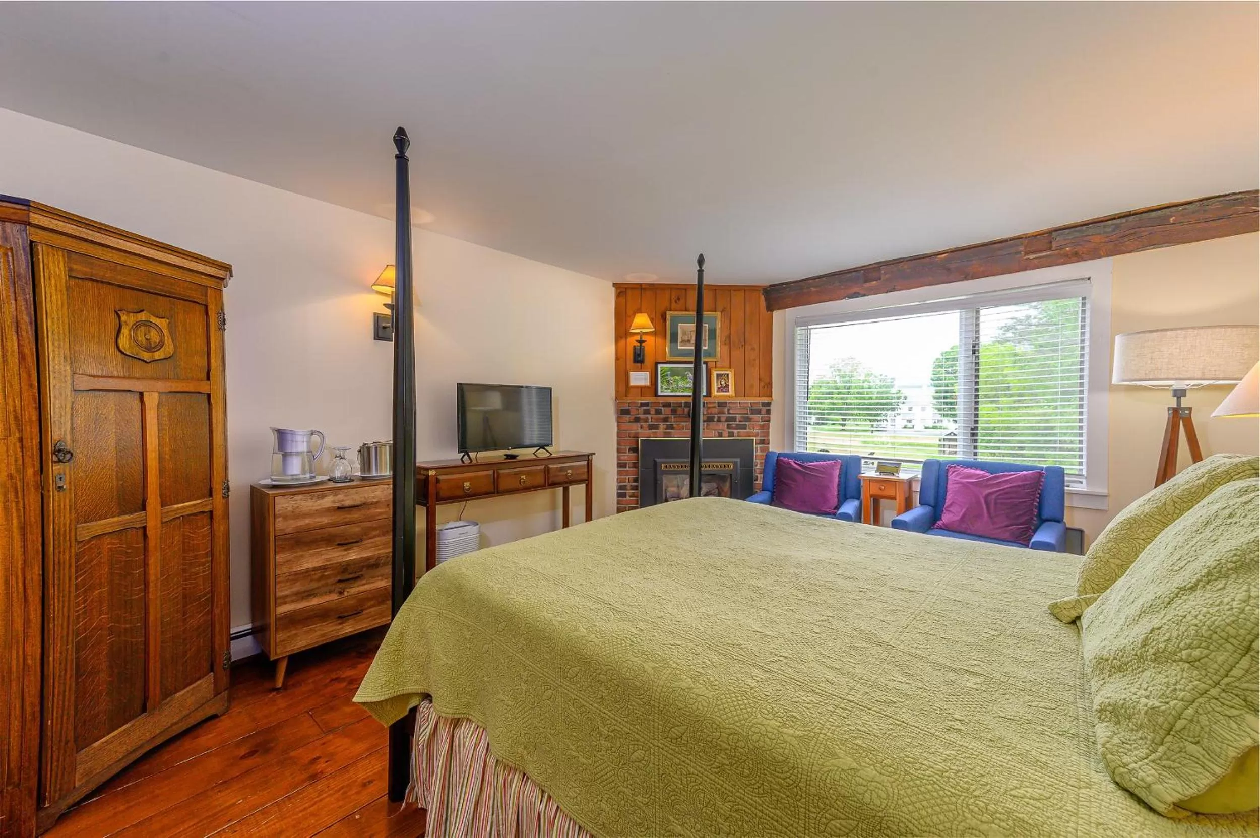 Photo of the whole room, Bed in Brass Lantern Inn