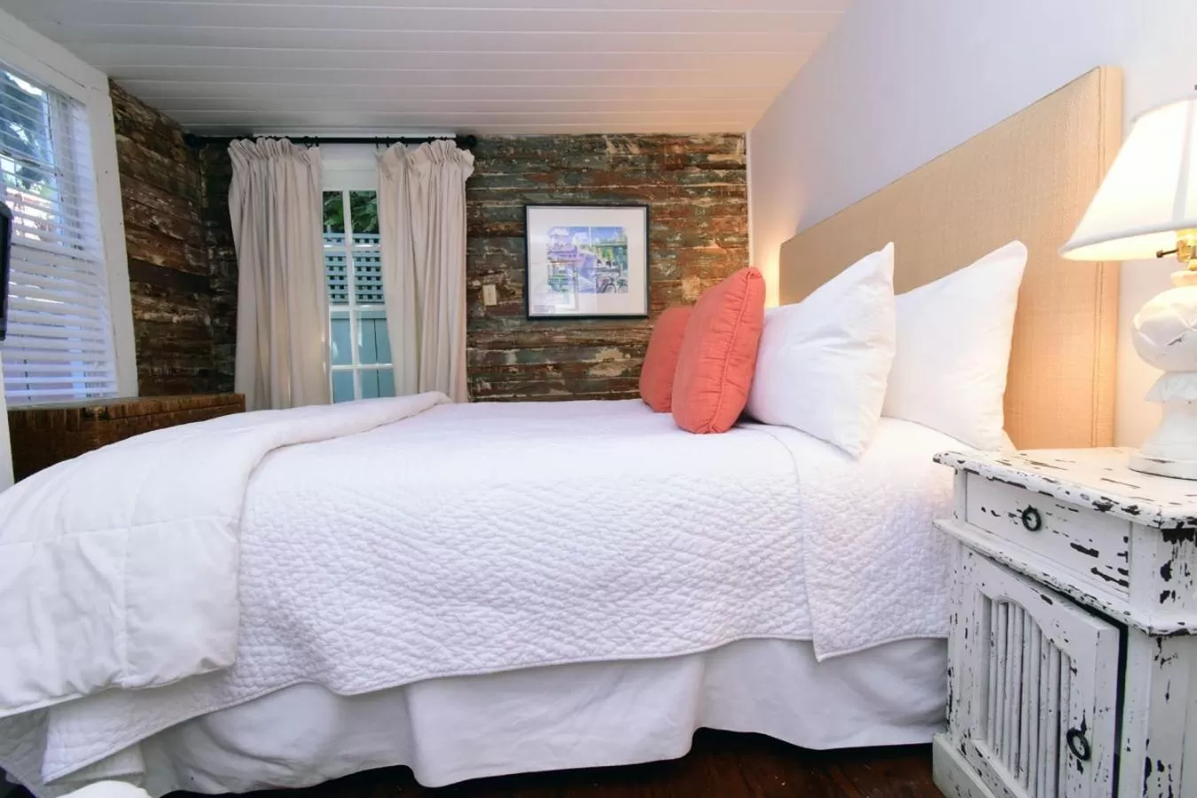 Bed in Simonton Court Historic Inn & Cottages