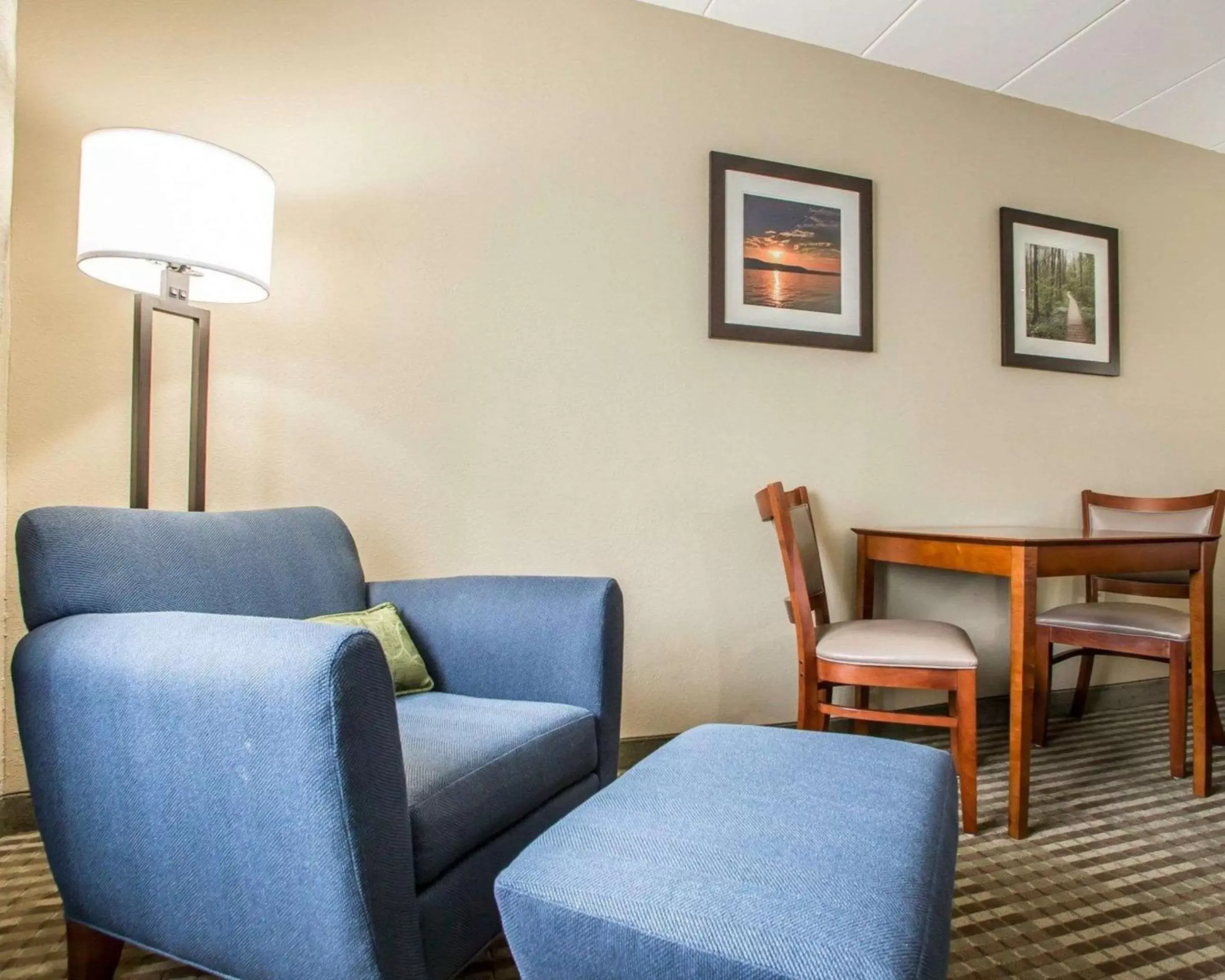 Photo of the whole room, Seating Area in Comfort Inn Hammond I-94