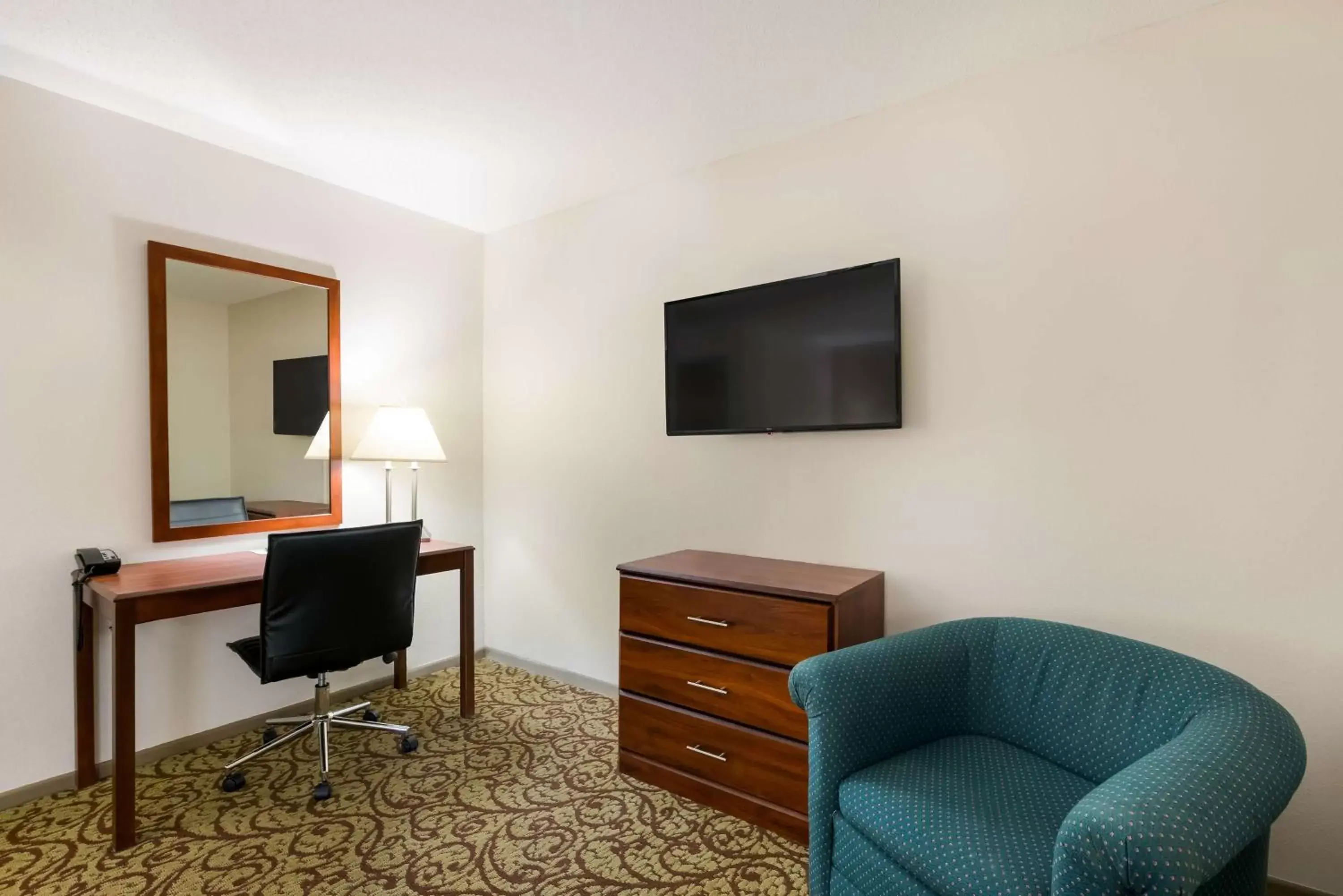 Bedroom, TV/Entertainment Center in SureStay Hotel by Best Western Spicer