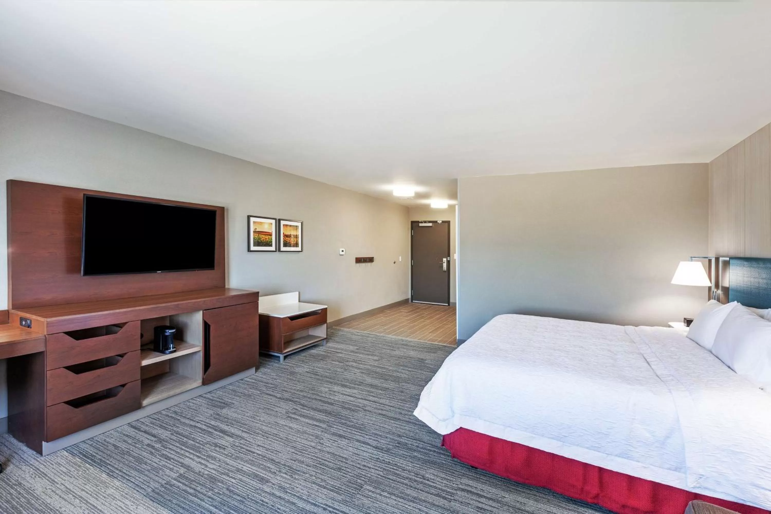 Bedroom, Bed in Hampton Inn Gardner