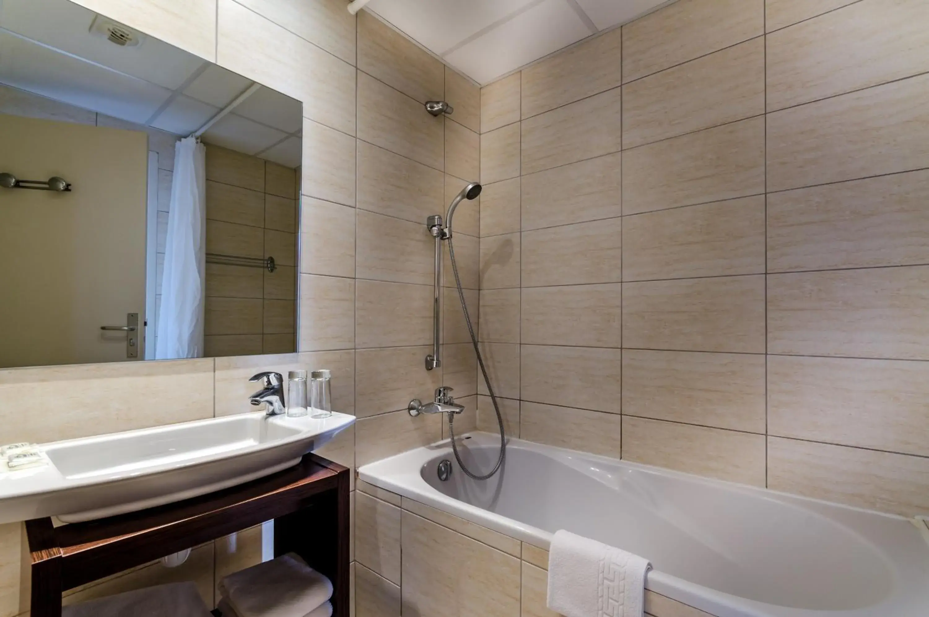 Bathroom in Hôtel Croix des Bretons - Lourdes Pyrénées