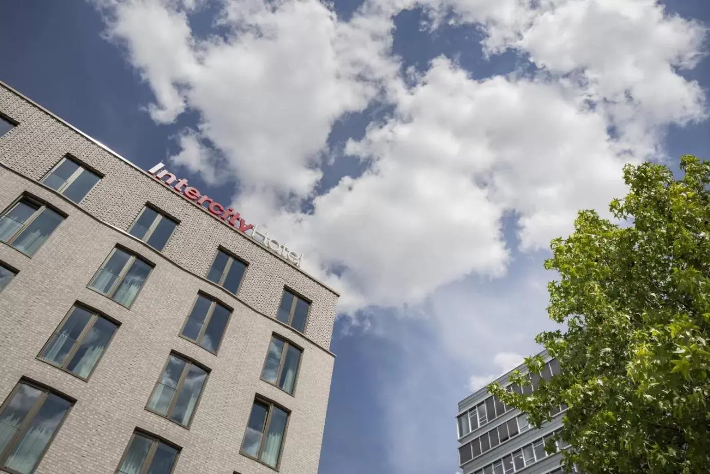 Facade/entrance, Property Building in IntercityHotel Saarbrücken