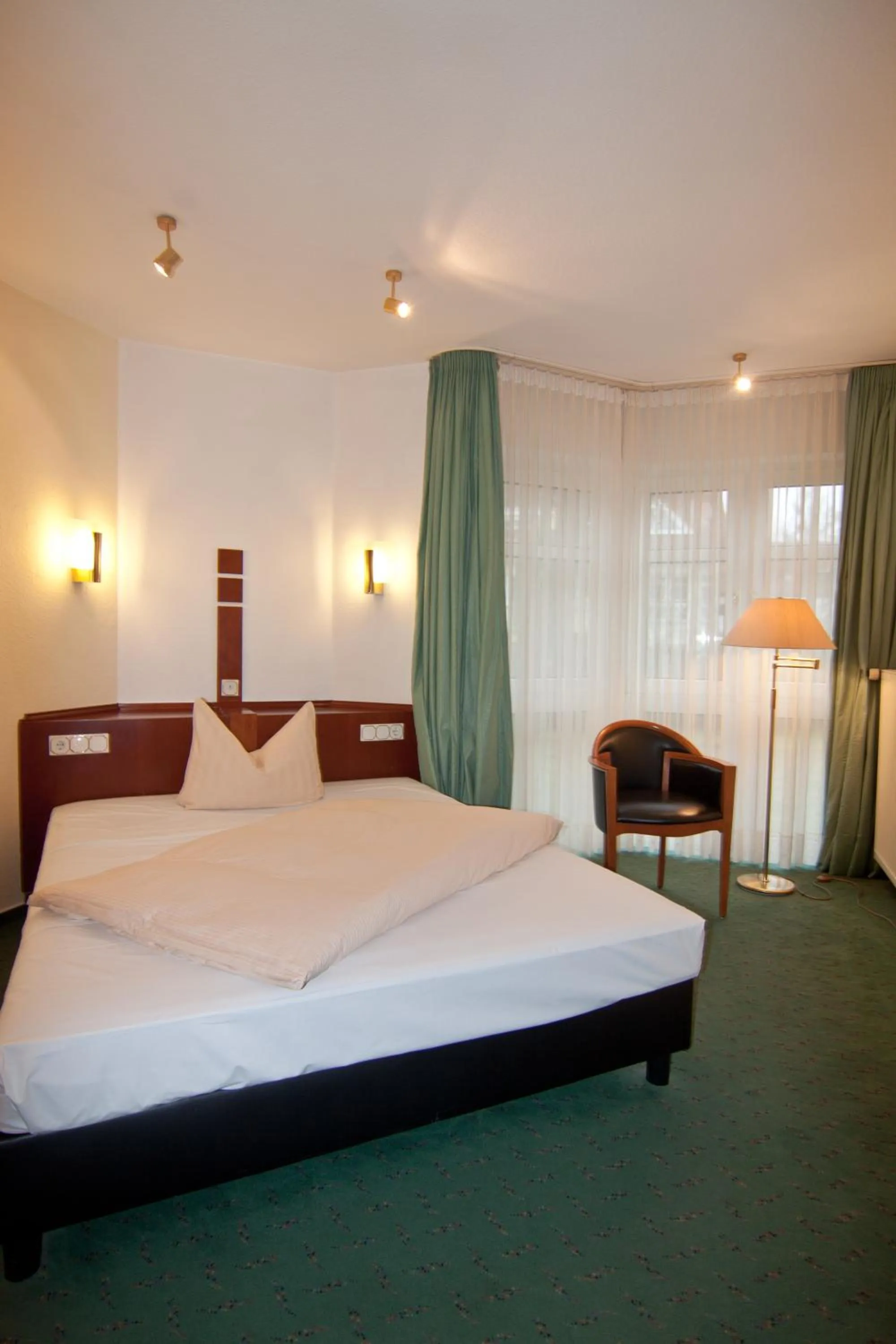 Photo of the whole room, Bed in Parkhotel Unter den Linden
