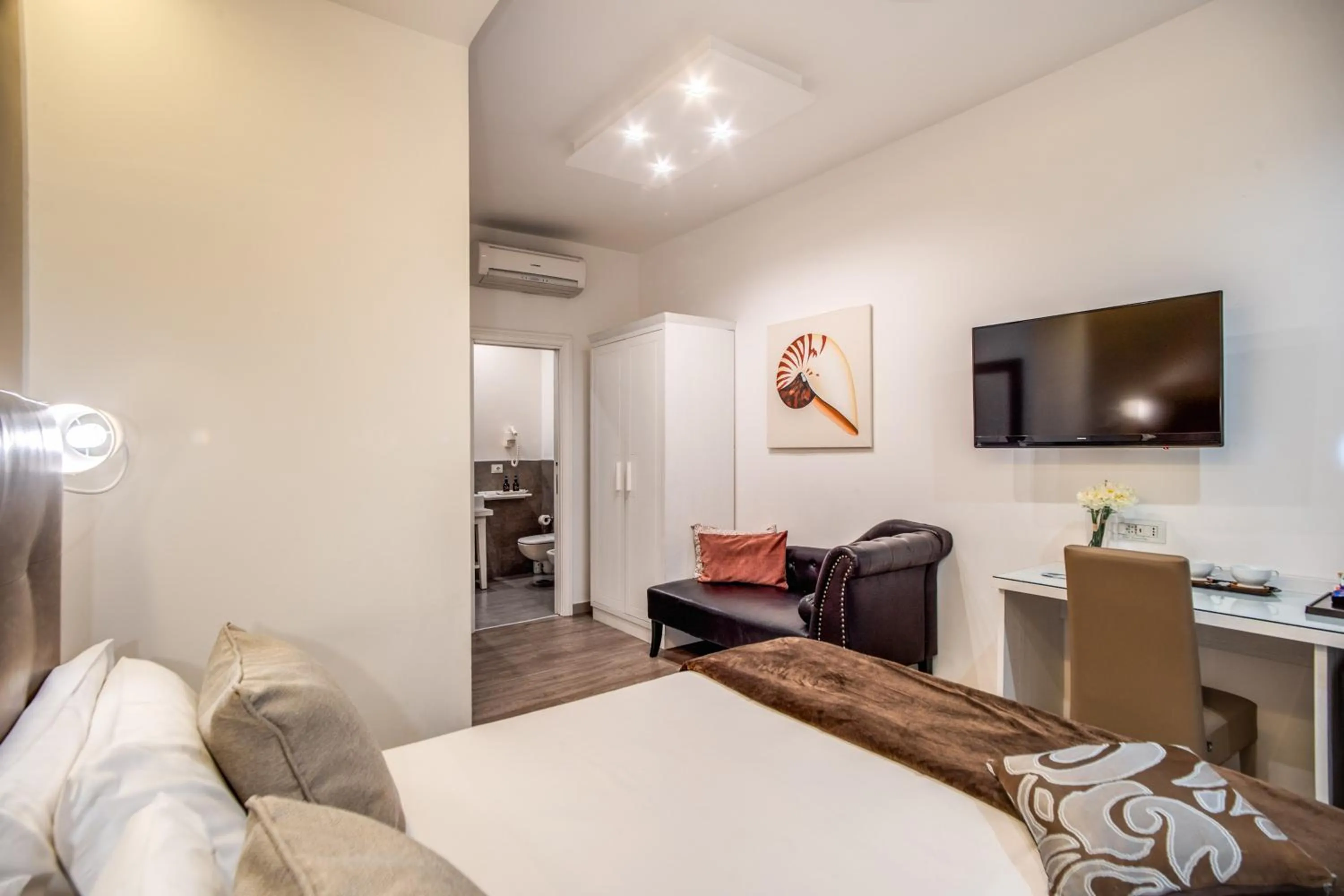 Bed in Hotel Sorrento City