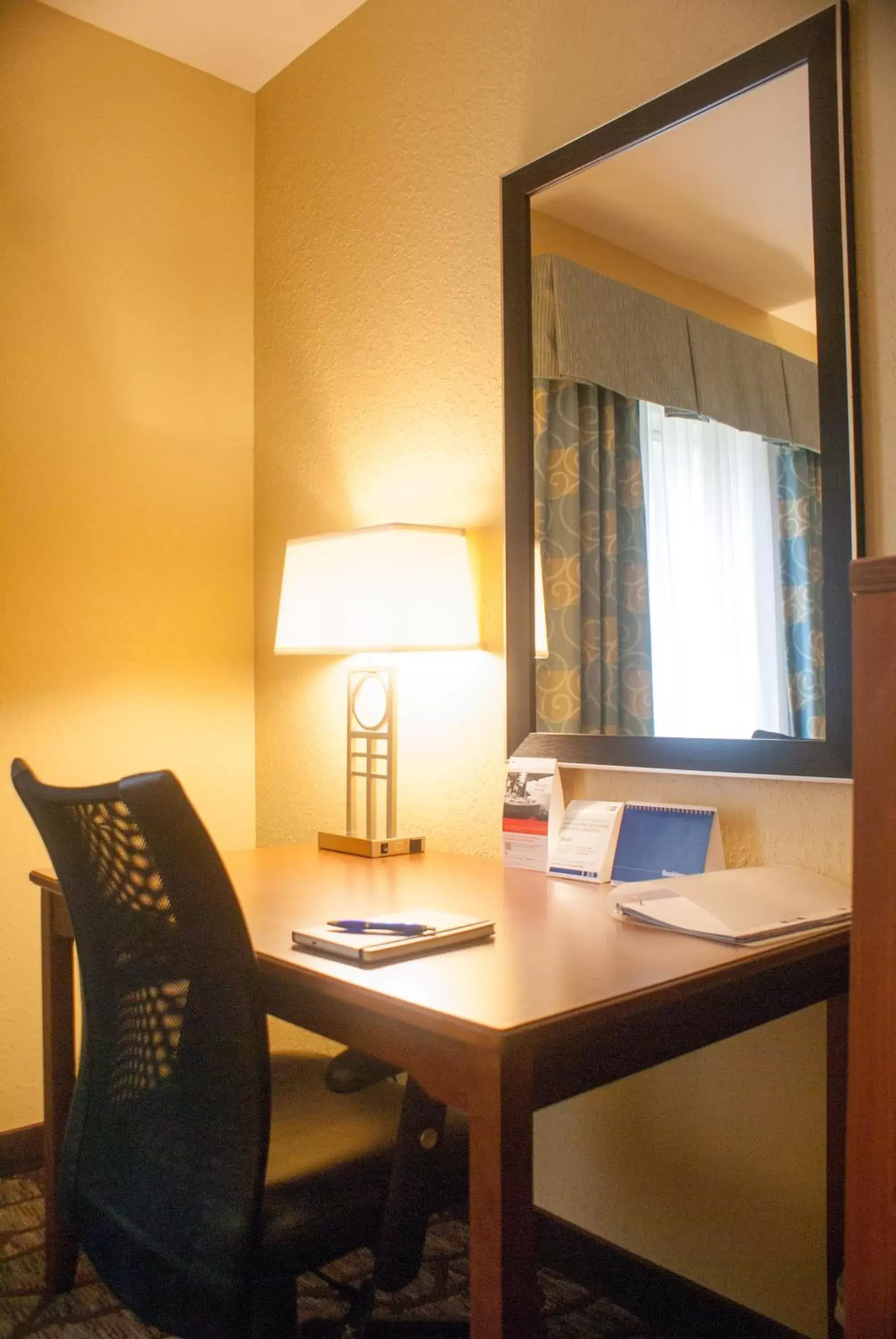 Seating area, TV/Entertainment Center in Holiday Inn Express & Suites Jacksonville South - I-295, an IHG Hotel