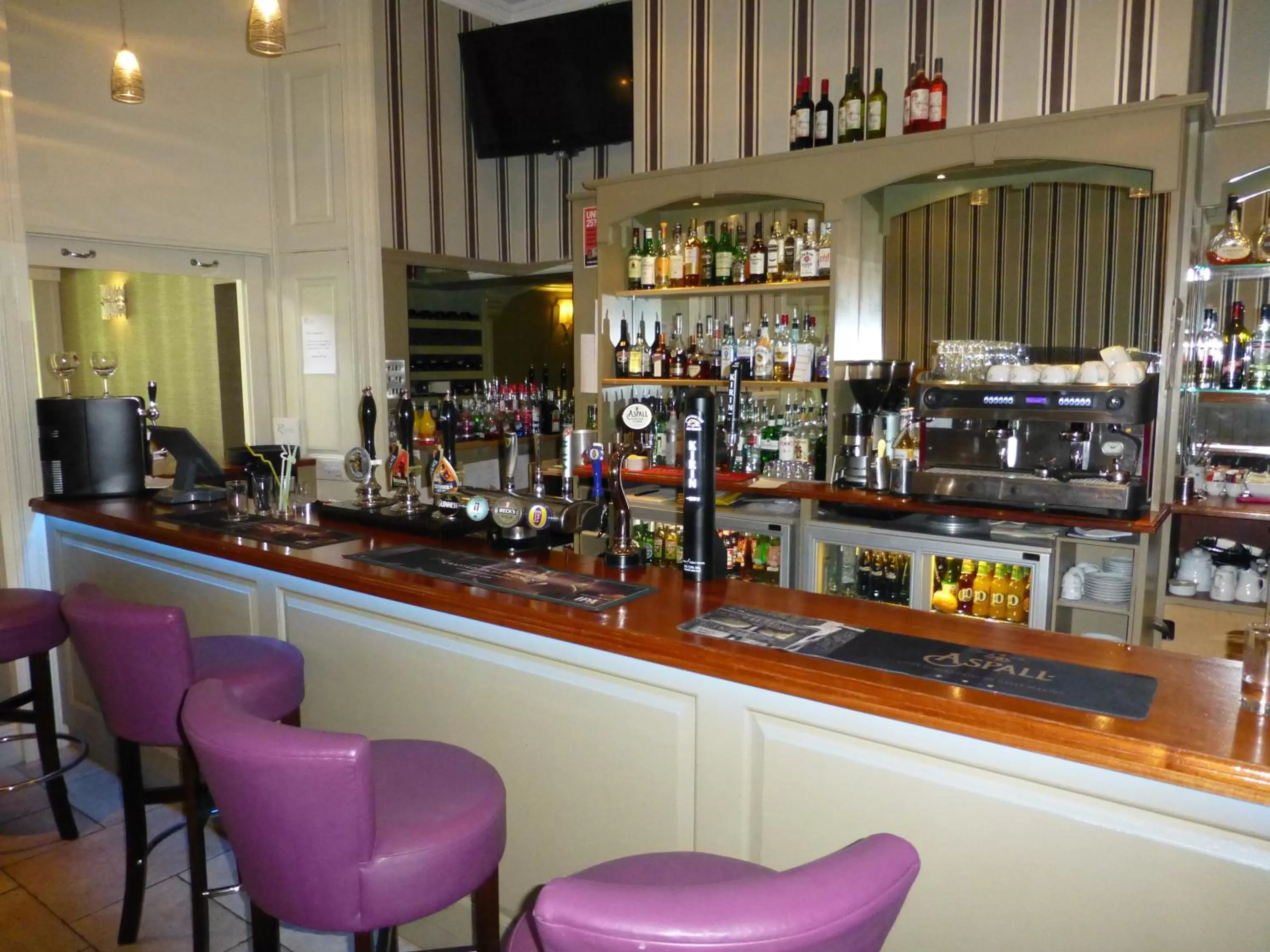 Lounge or bar in The Riverside House Hotel