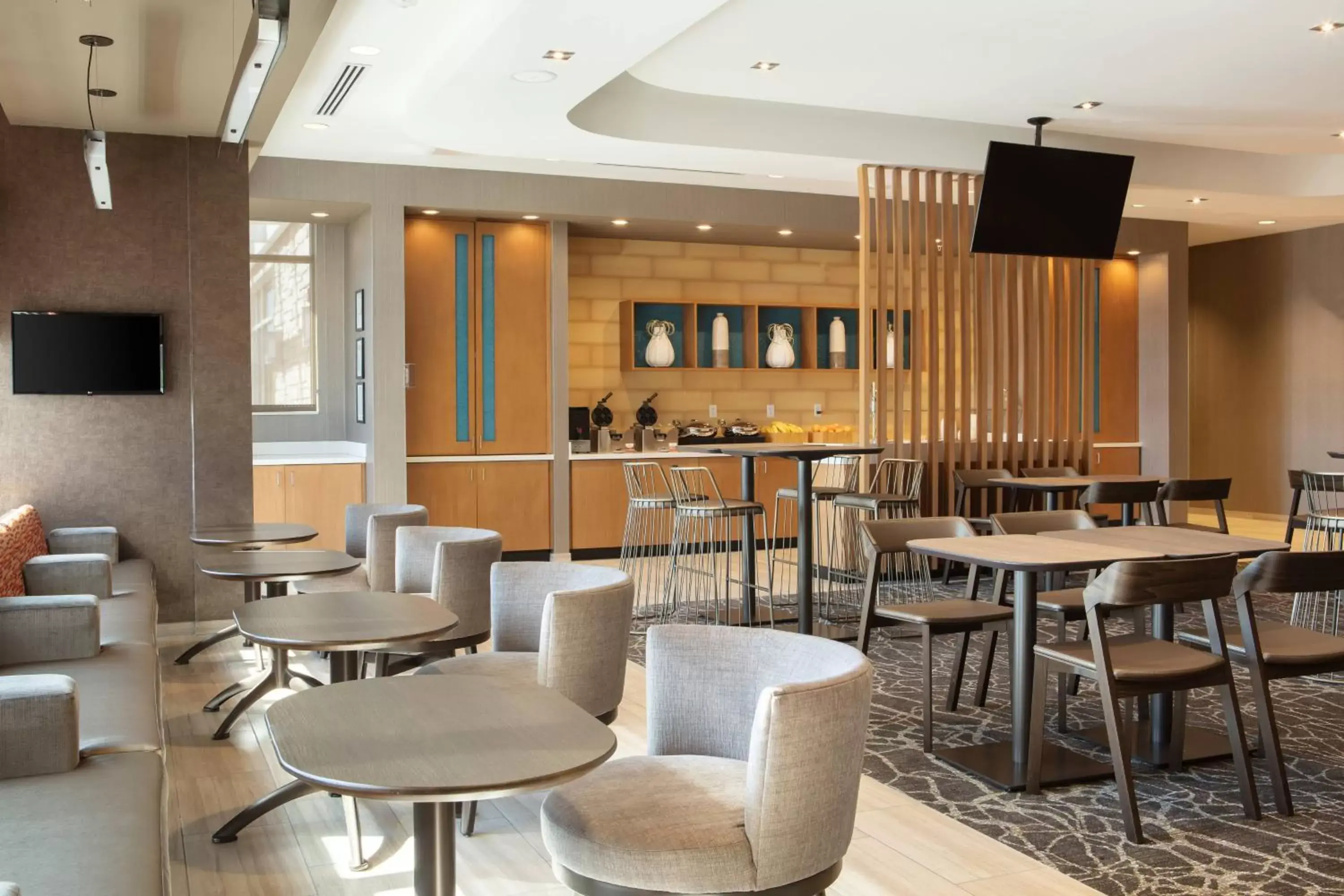 Breakfast, Lounge/Bar in SpringHill Suites by Marriott Ames