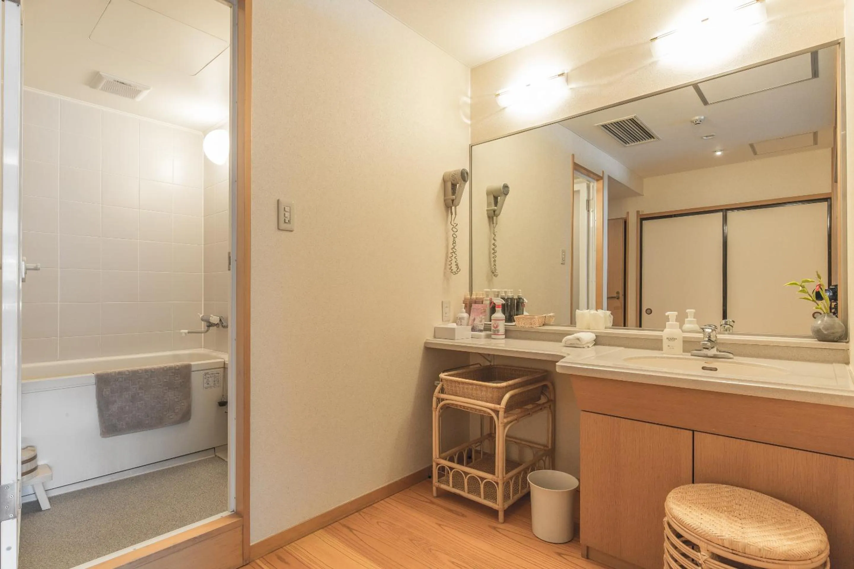 Shower in Honjin Hiranoya Annex