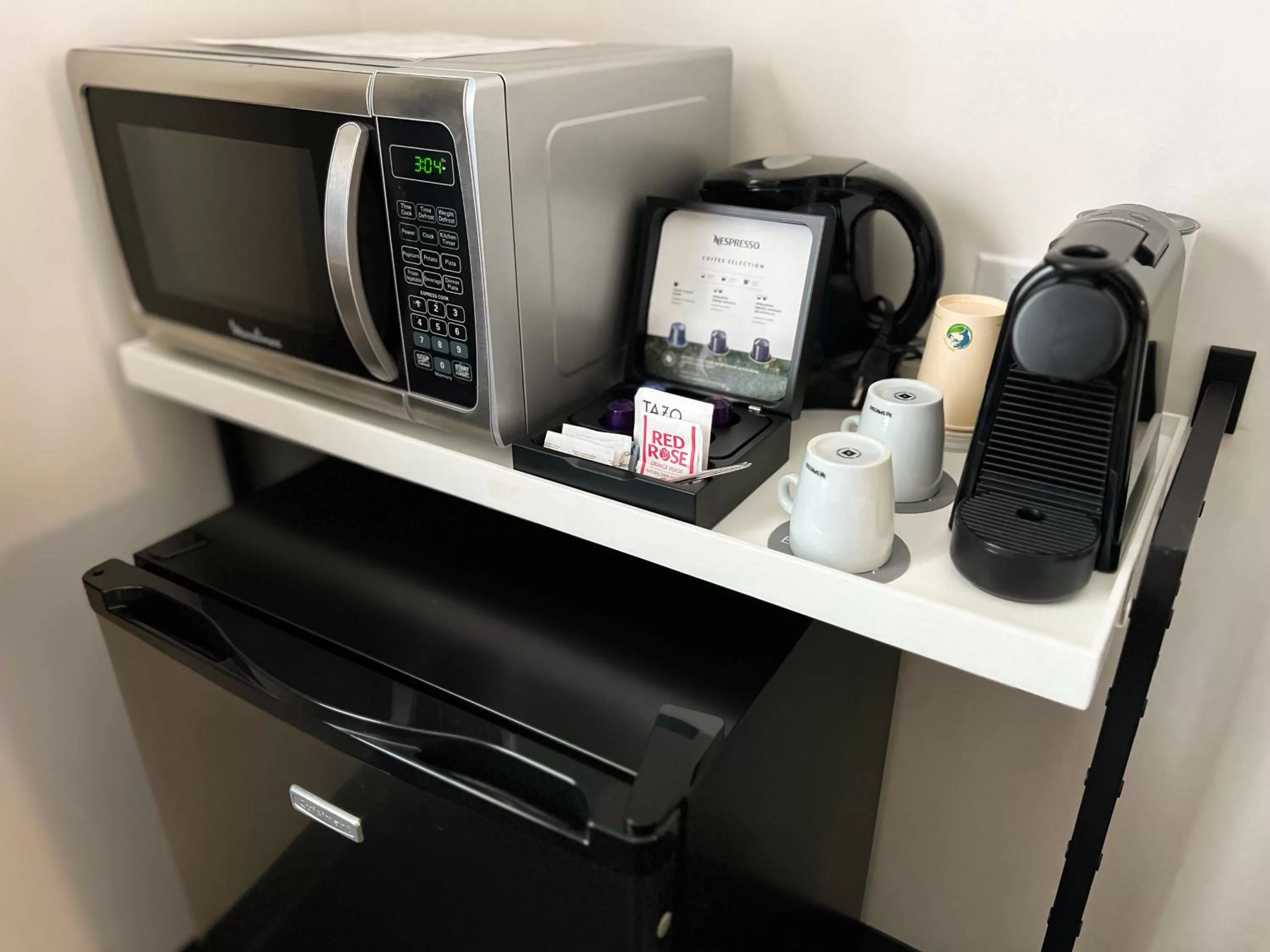 Coffee/tea facilities in Edgewater Hotel