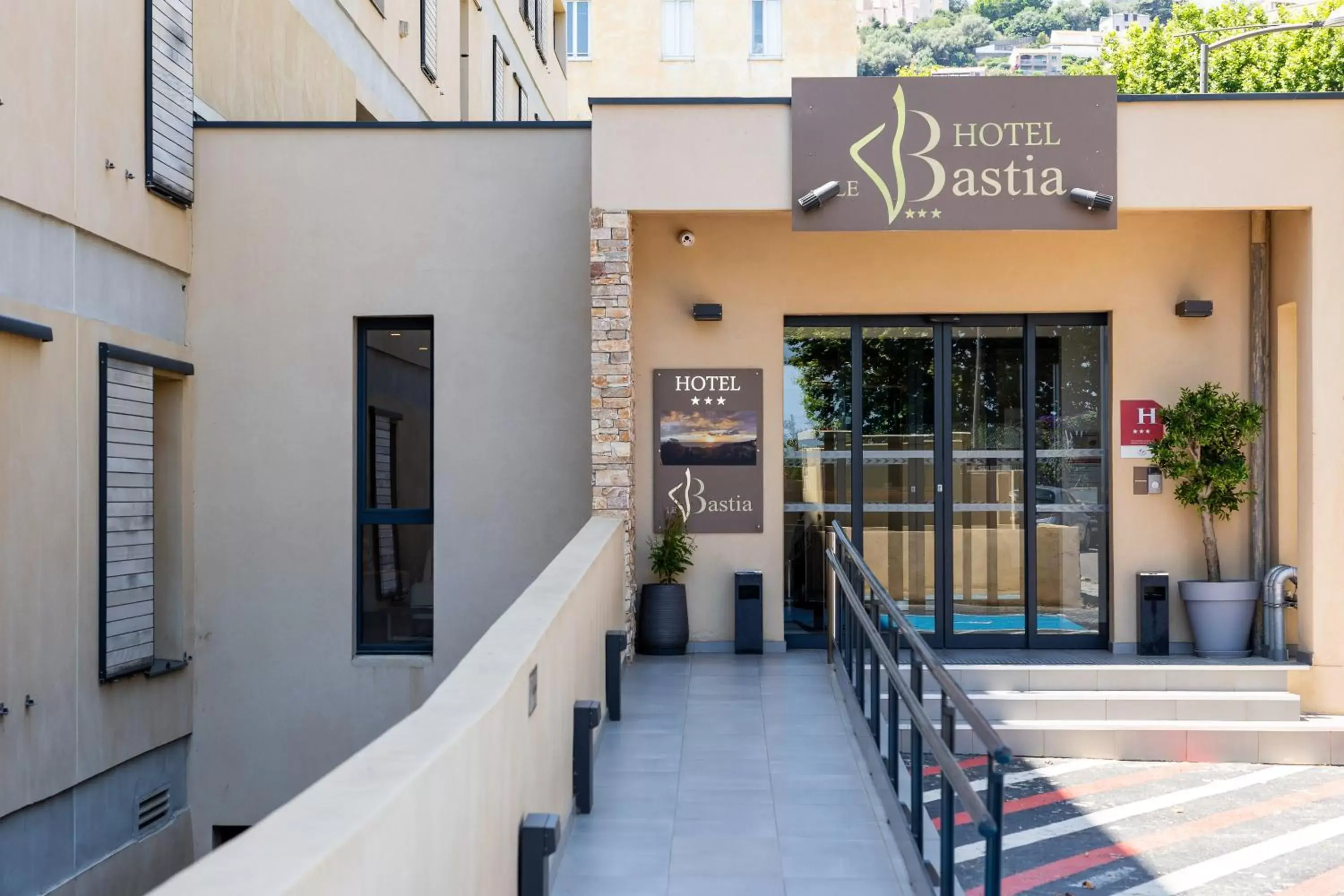 Facade/entrance in Hôtel Le Bastia