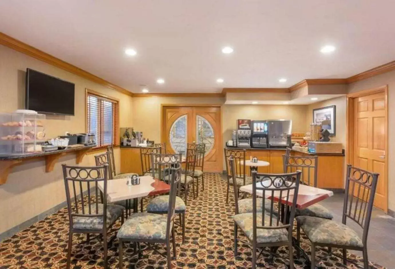 Breakfast in Lincoln Sands Oceanfront Resort, an Ascend Collection Hotel Breakfast in Lincoln Sands Oceanfront Resort, an Ascend Collection Hotel