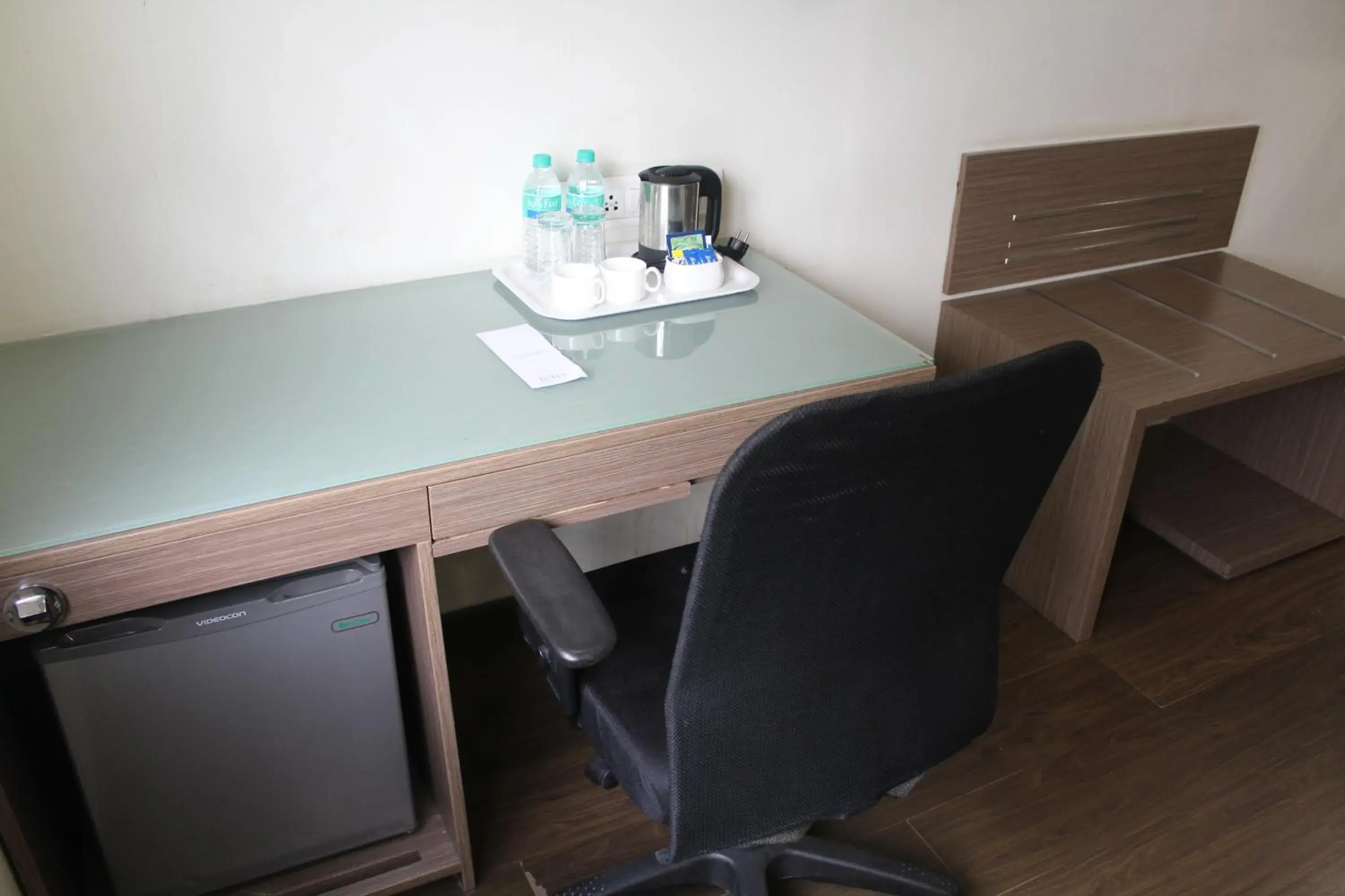 Coffee/tea facilities, TV/Entertainment Center in The Lotus Apartment hotel, Burkit Road