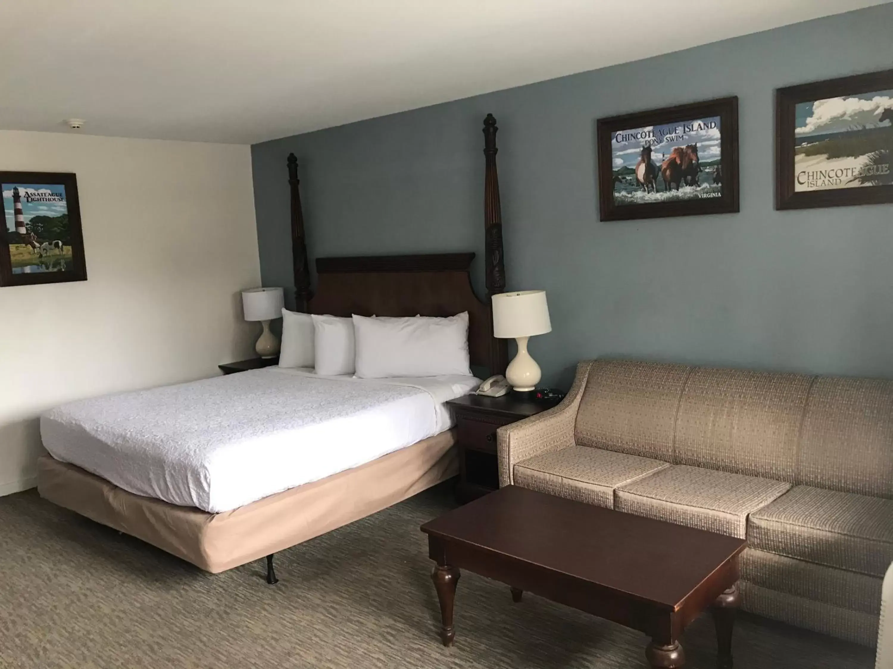 View (from property/room), Bed in Chincoteague Inn