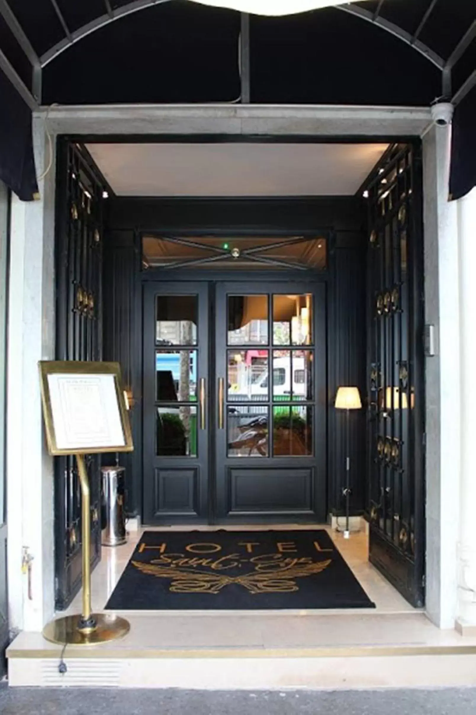 Facade/entrance in Hotel Saint Cyr Etoile