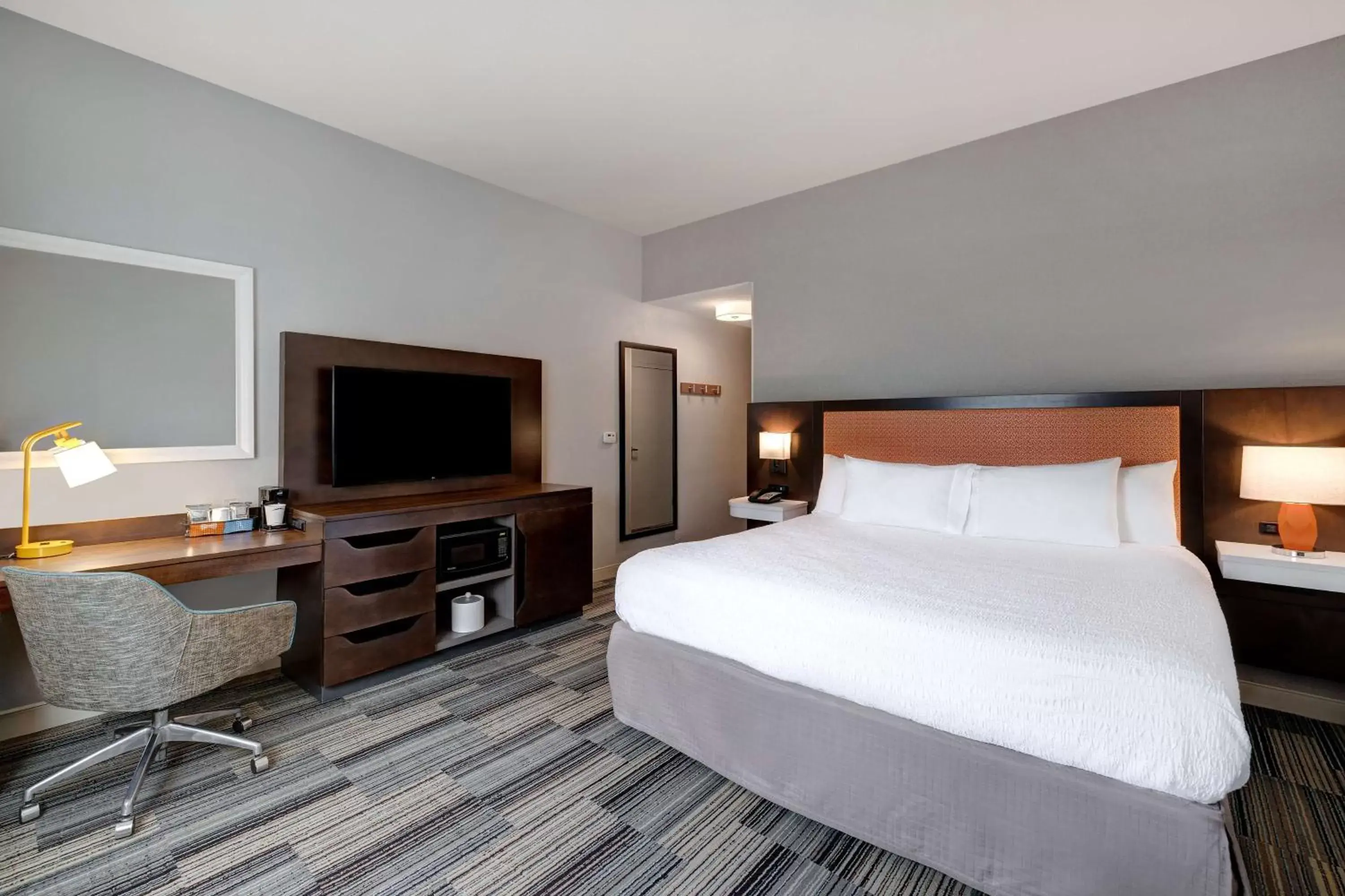 Bedroom, Bed in Hampton Inn & Suites Tulare