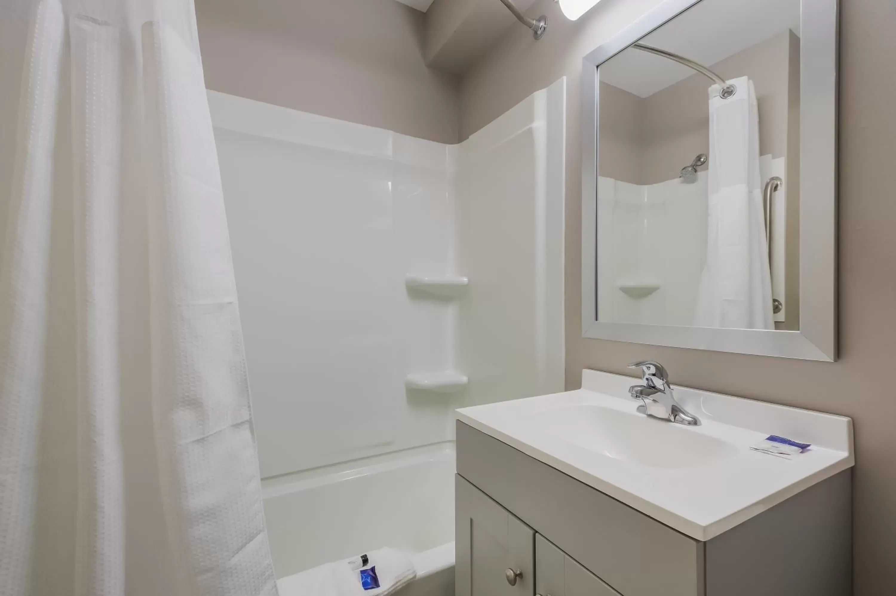 Shower, Bathroom in Americas Best Value Inn Farmington