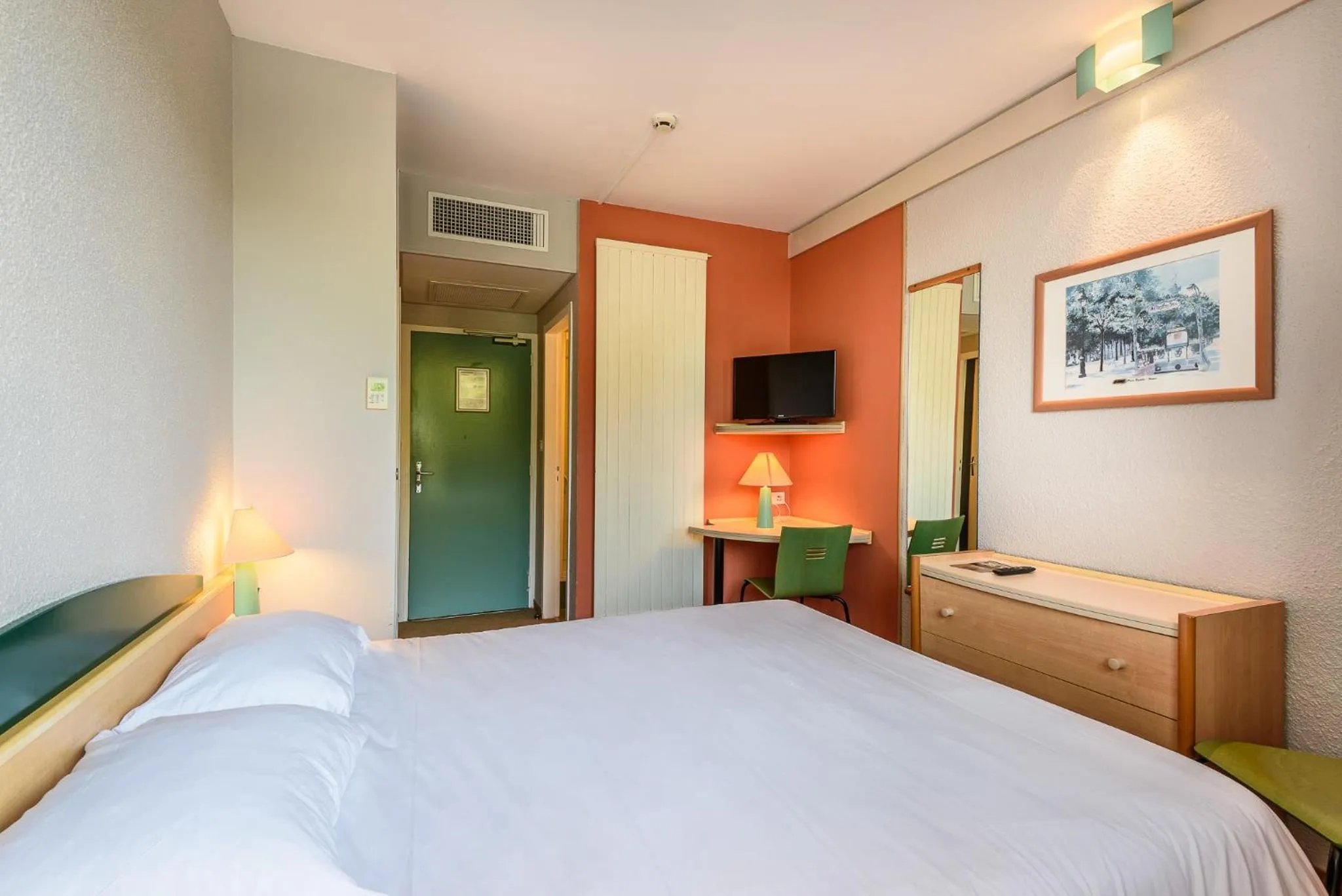 Photo of the whole room, Bed in Miradour