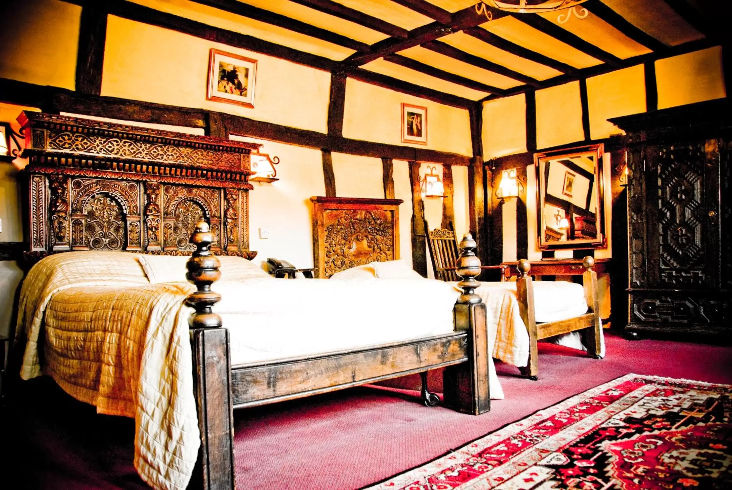 Bed in Mermaid Inn