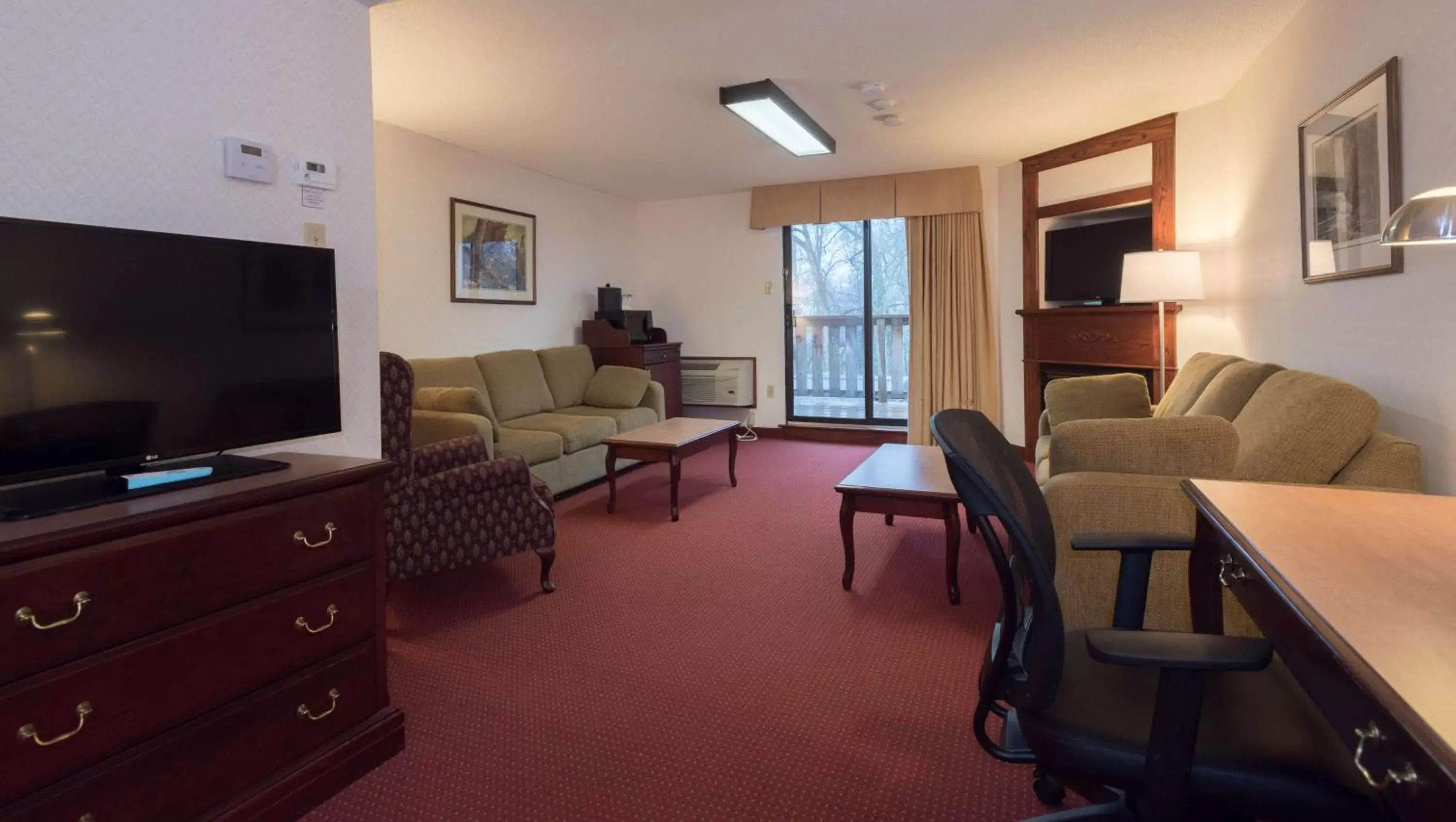 Photo of the whole room, Seating Area in Best Western Plus Otonabee Inn