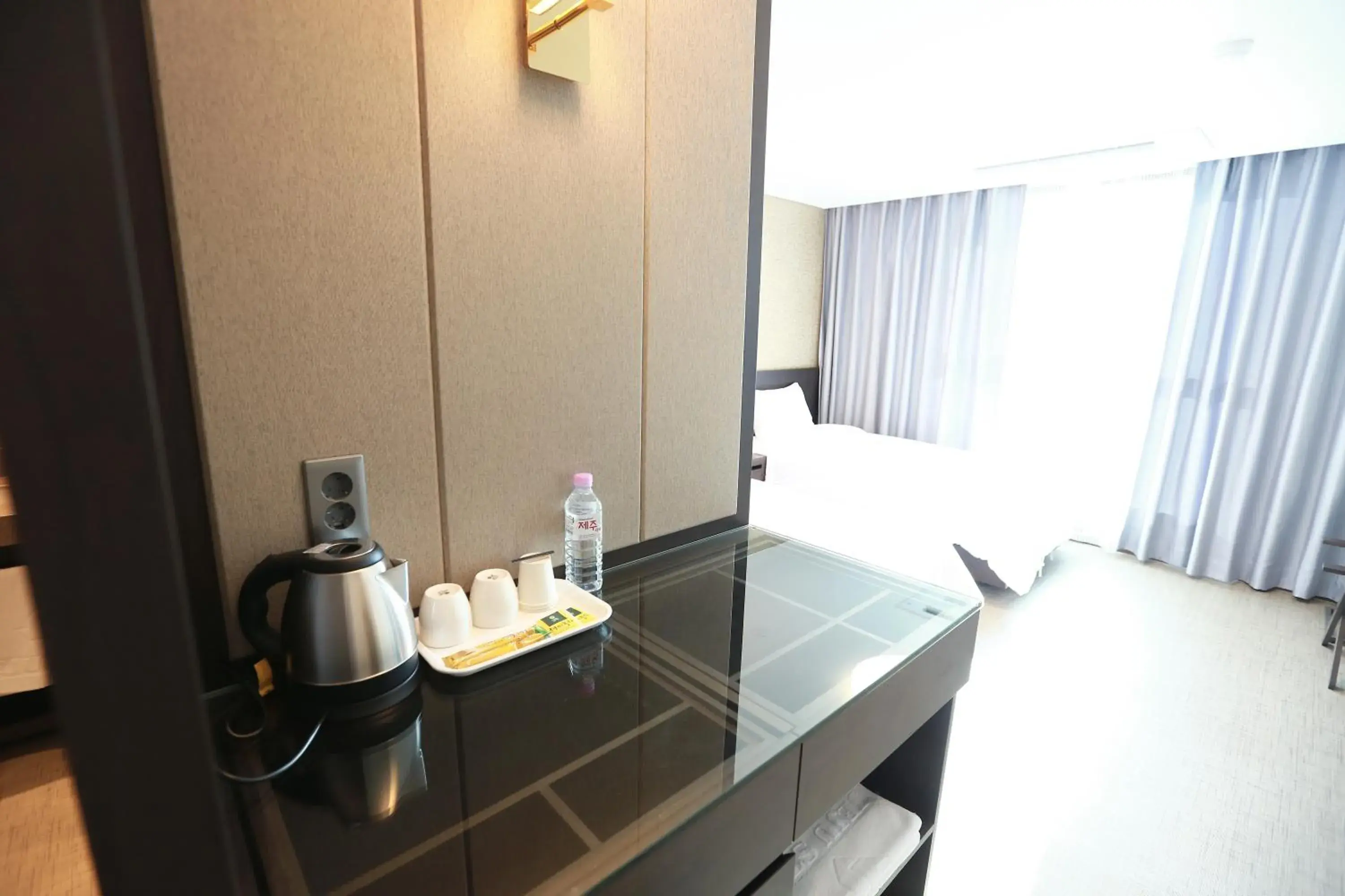 Coffee/tea facilities, Kitchen/Kitchenette in Jeju Stay in Sungsan