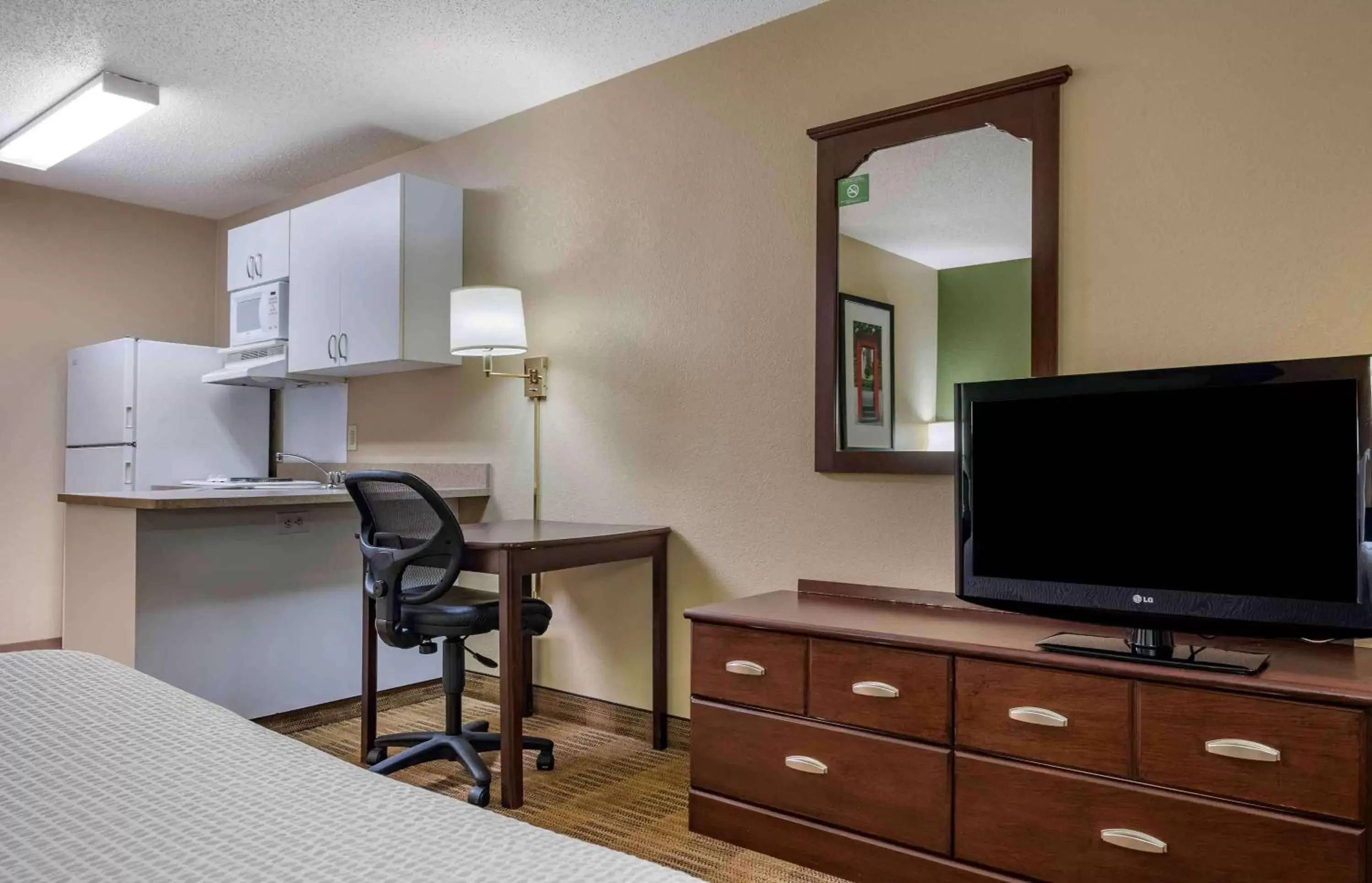 Bedroom, TV/Entertainment Center in Extended Stay America Suites - Pittsburgh - West Mifflin