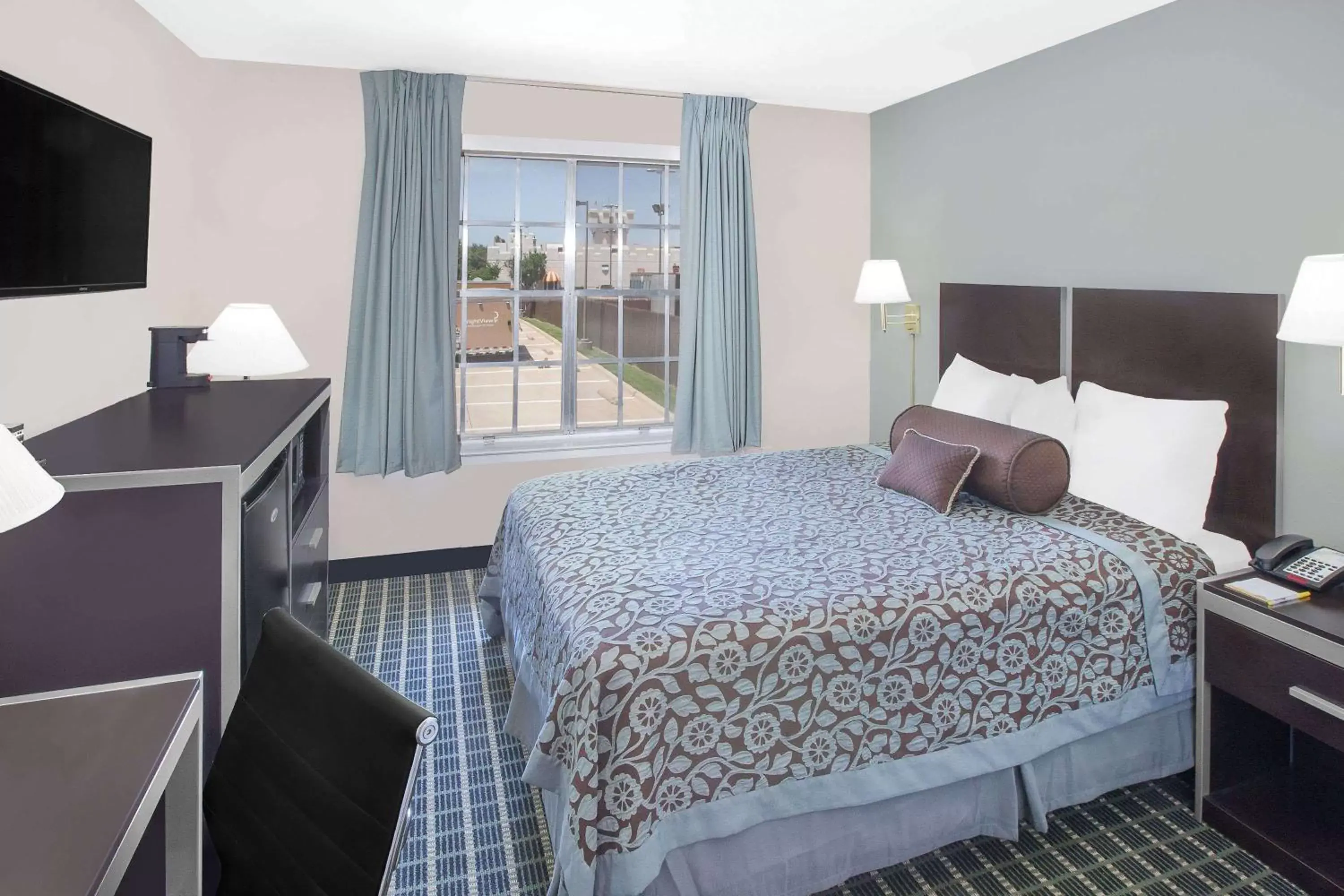 Photo of the whole room, Bed in Days Inn by Wyndham Market Center Dallas