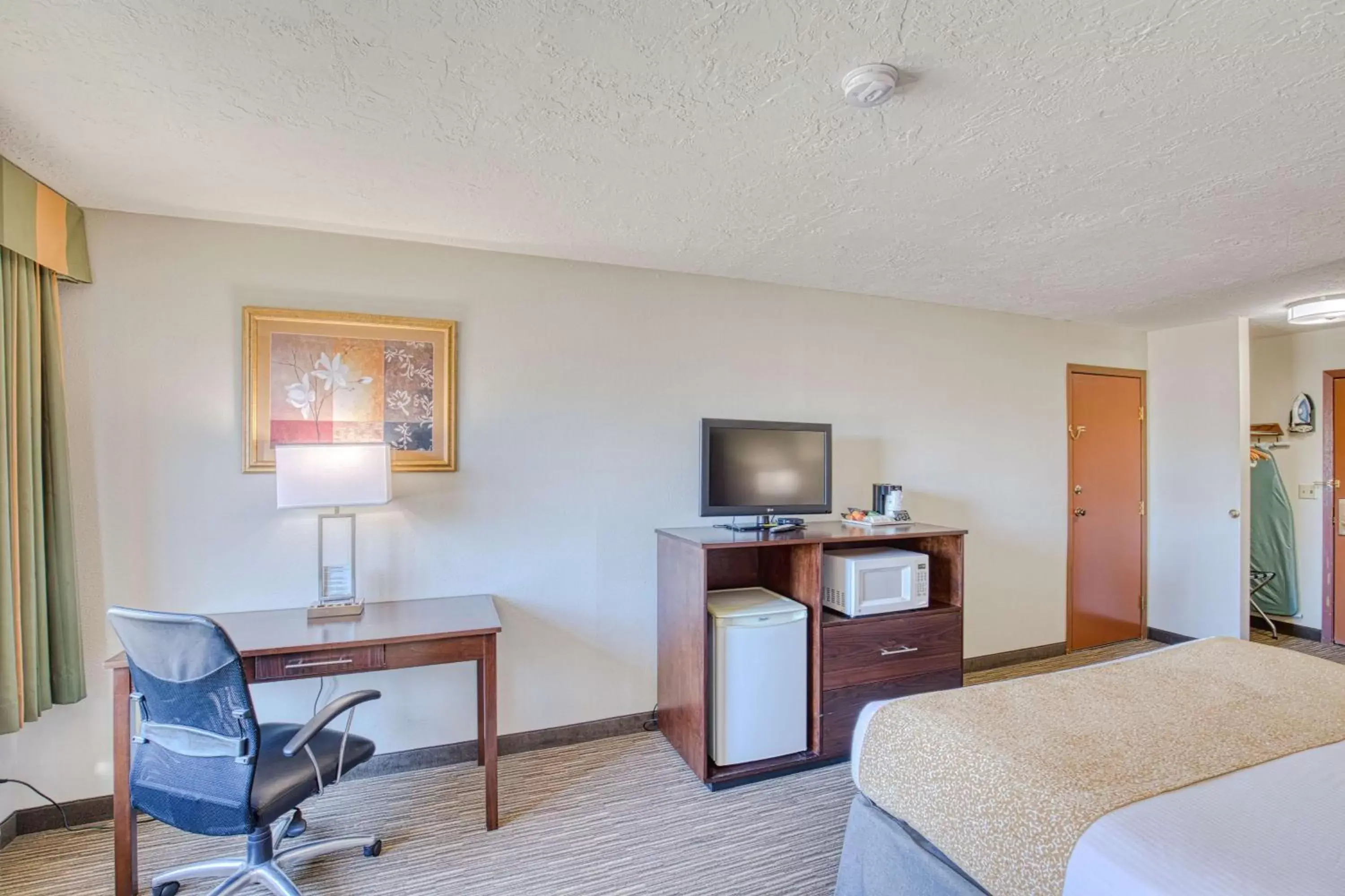 Photo of the whole room, TV/Entertainment Center in Best Western Green Valley Inn