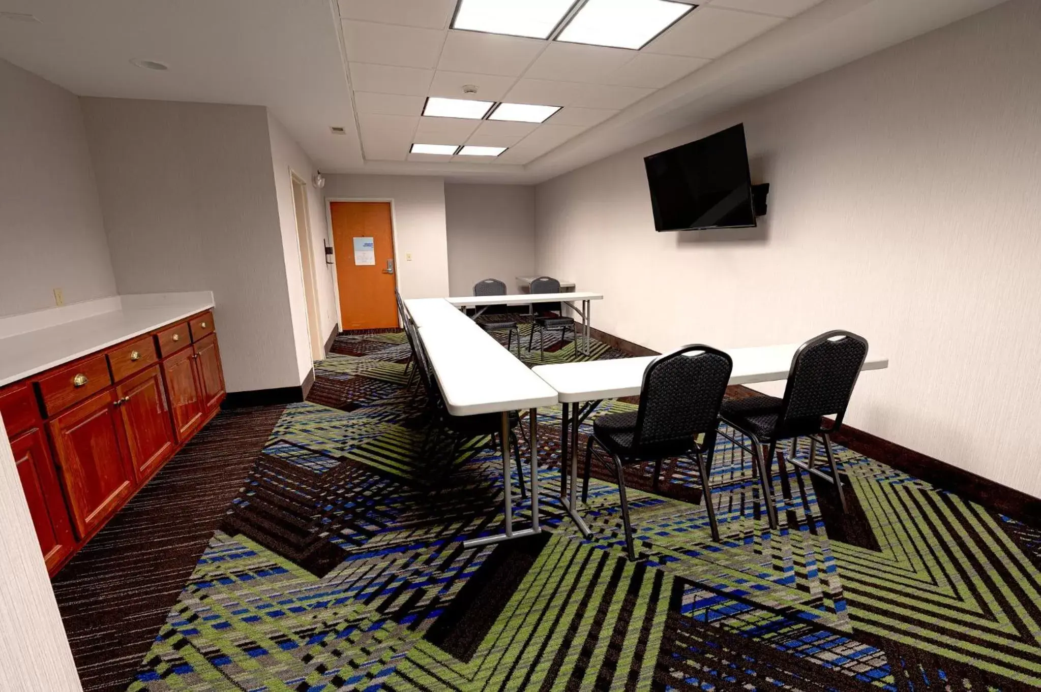 Meeting/conference room in Holiday Inn Express Hotel & Suites East Lansing, an IHG Hotel