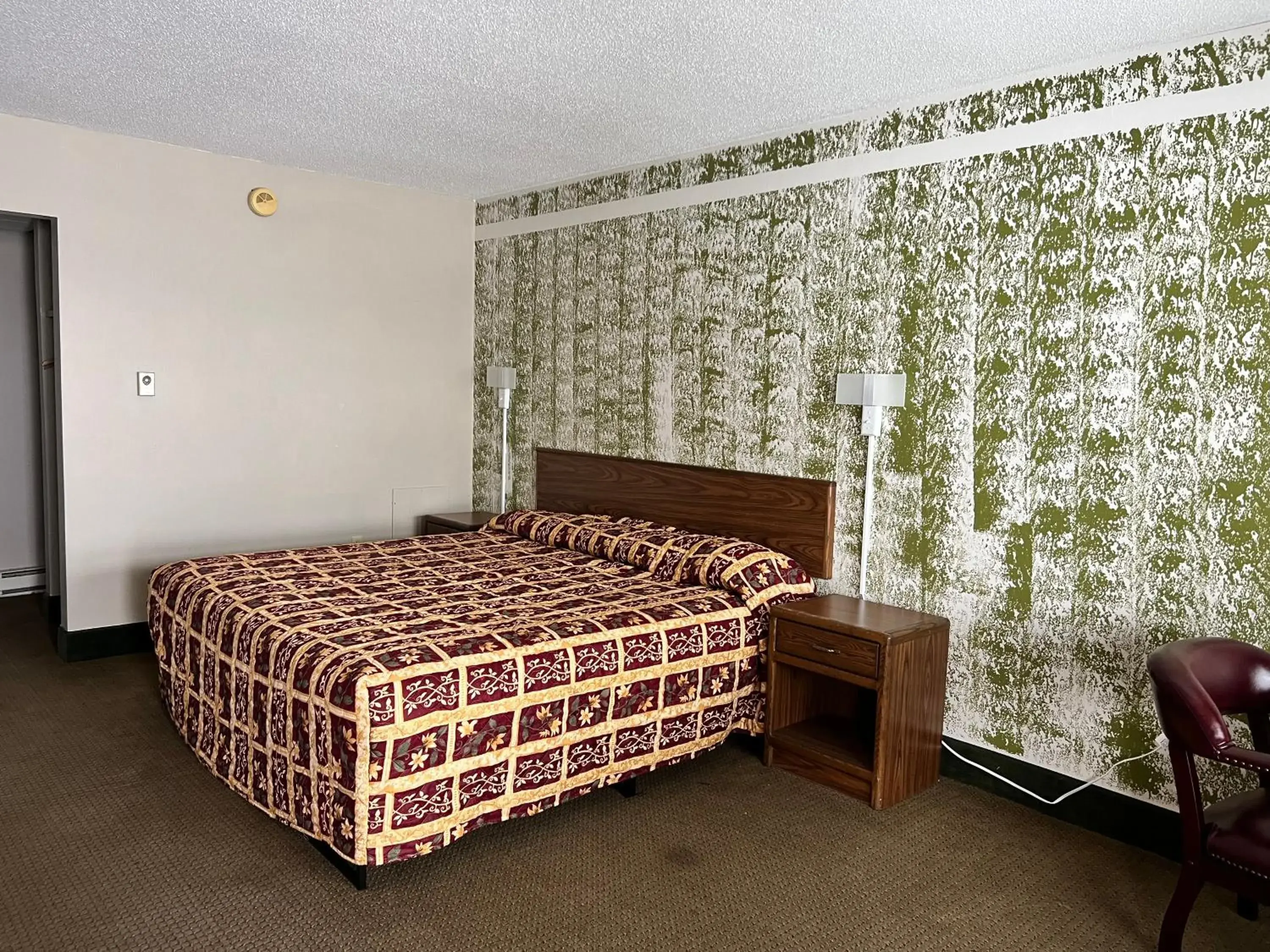 Photo of the whole room, Bed in Devils Lake Inn