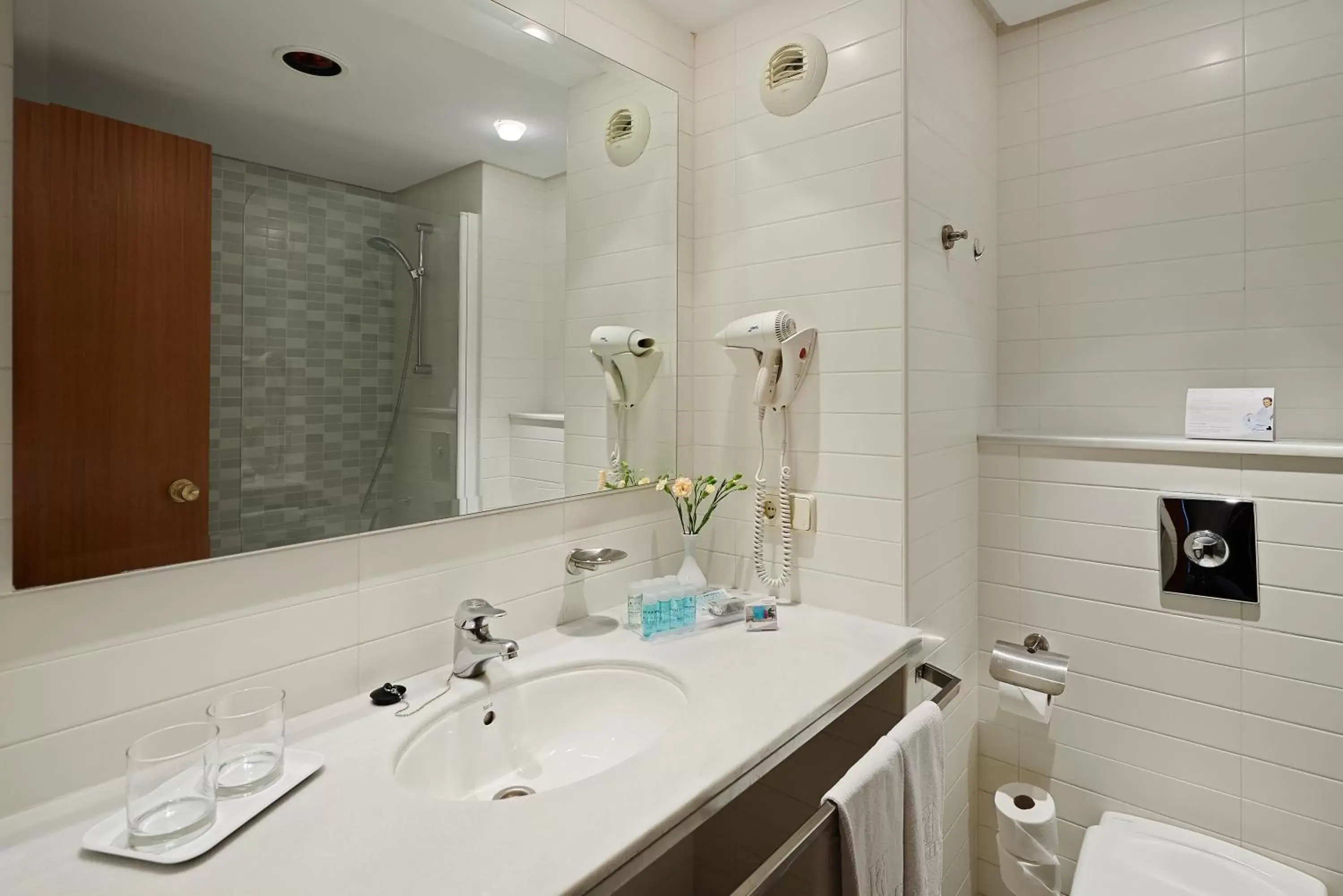 Bathroom in Hipotels Dunas Aparthotel